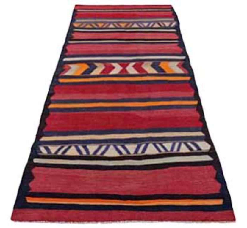 Entdecken Sie die Eleganz eines persischen Kilims mit einem kleinen Teppich von CIRCA 1910. Dieses exklusive Design aus Wolle und HellblauOrangeRosaRot ist perfekt, um Ihren Raum zu verschönern.