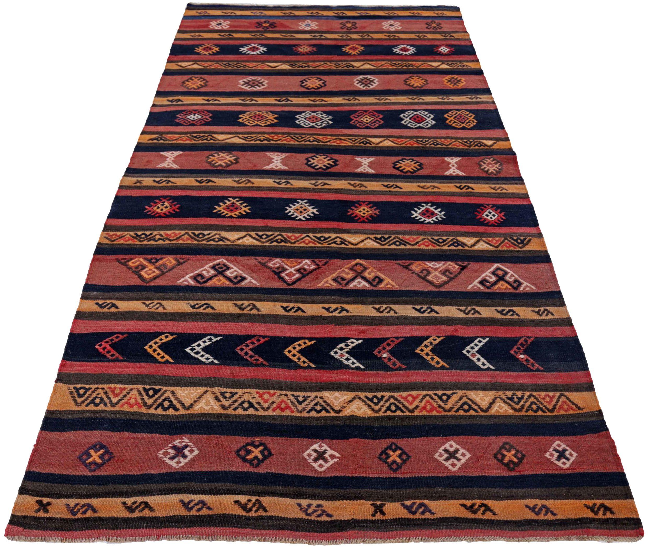 Descubre la elegancia del Kilim persa con una pequeña alfombra de circa 1910. Diseñado con lana y azul marino-rosa-amarillo, este diseño exclusivo es perfecto para realzar tu espacio.