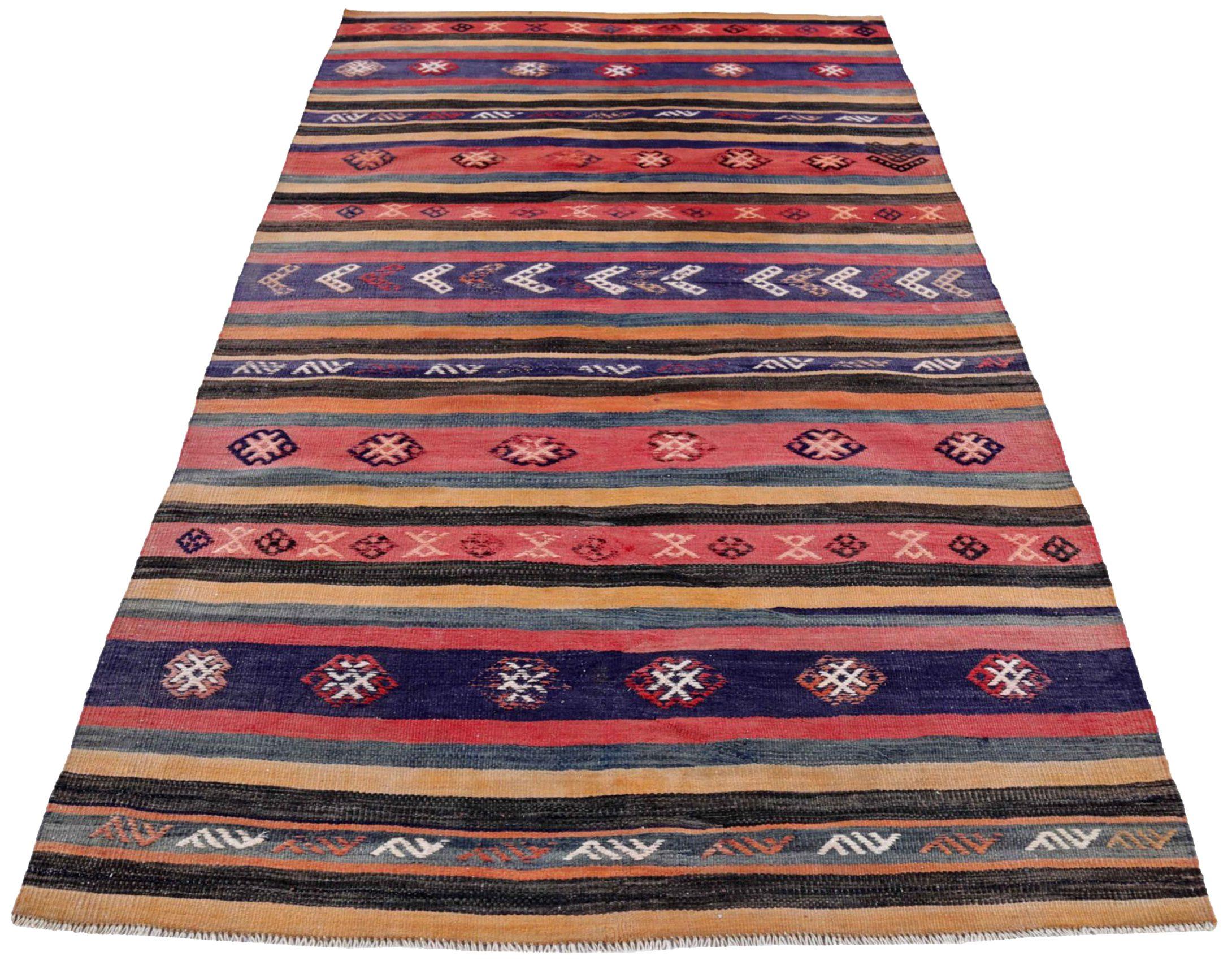 Découvrez l'élégance du Rug & Kilim persan présentant un petit tapis de Circa 1910. Conçu avec de la laine et du jaune orangé, ce design exclusif est parfait pour mettre en valeur votre espace.