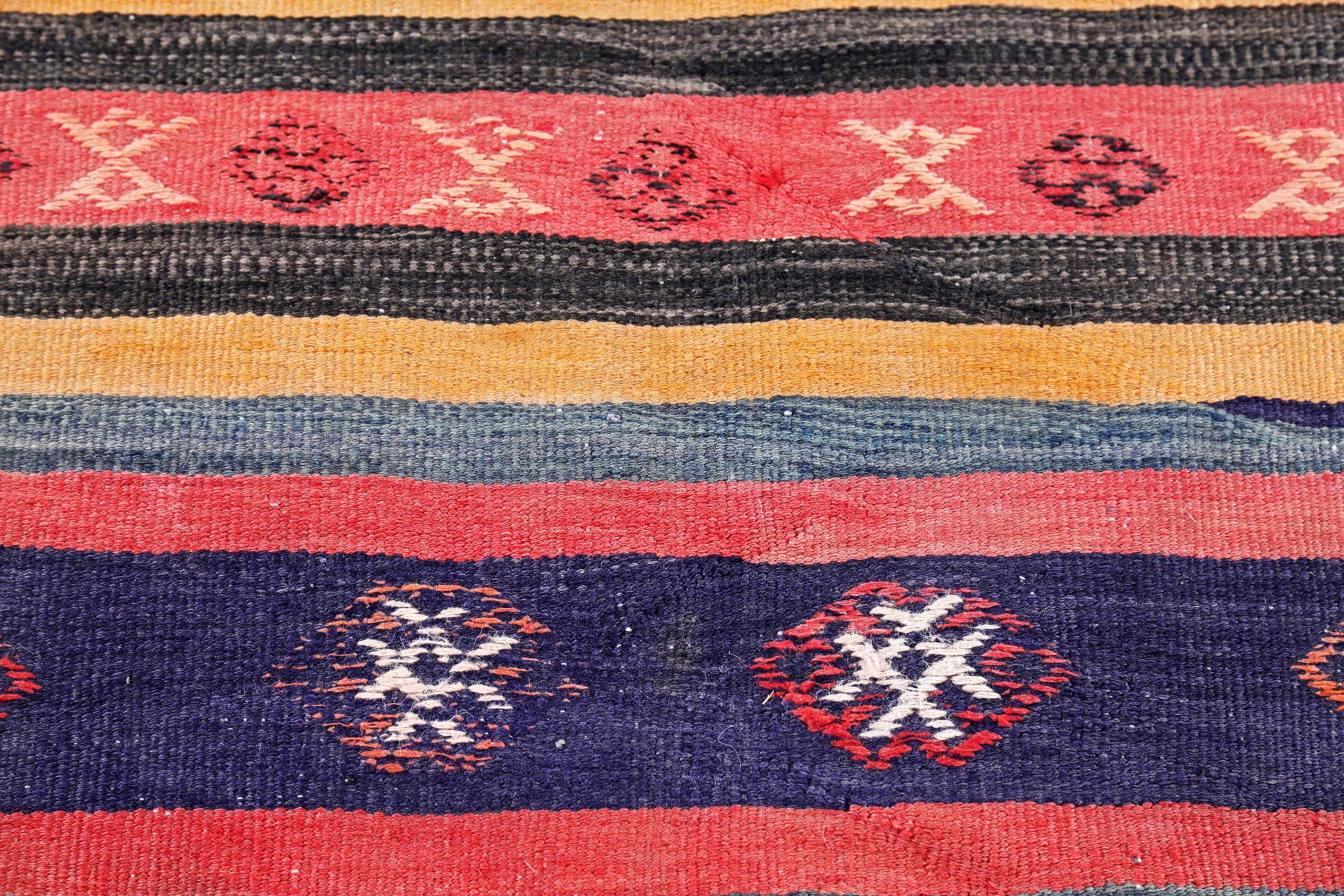 Petit tapis persan Kilim datant d'environ 1910 - Design en laine orange rose jaune - 91135 Excellent état - En vente à Dallas, TX