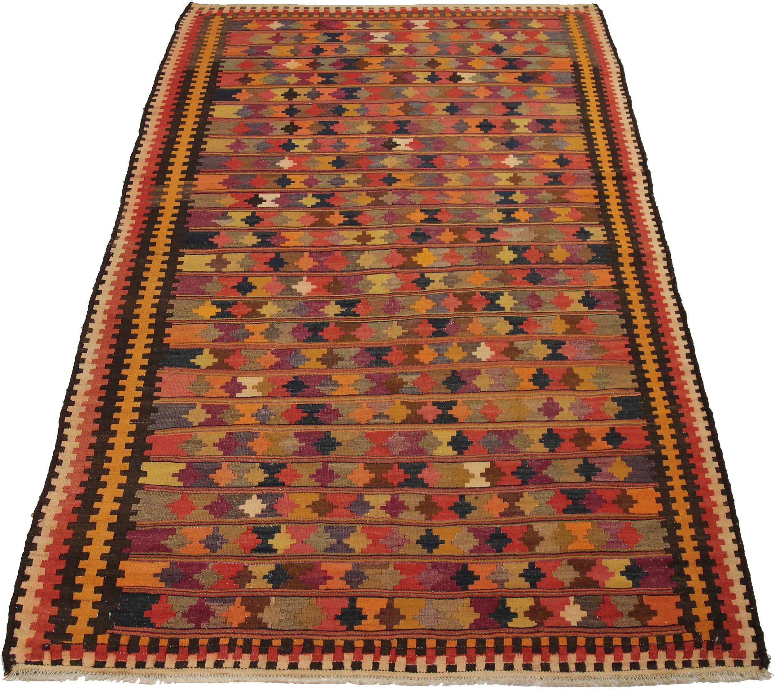 Découvrez l'élégance du Rug & Kilim persan présentant un petit tapis de Circa 1910. Conçu avec de la laine et du jaune d'OrangePurpel, ce design exclusif est parfait pour mettre en valeur votre espace.