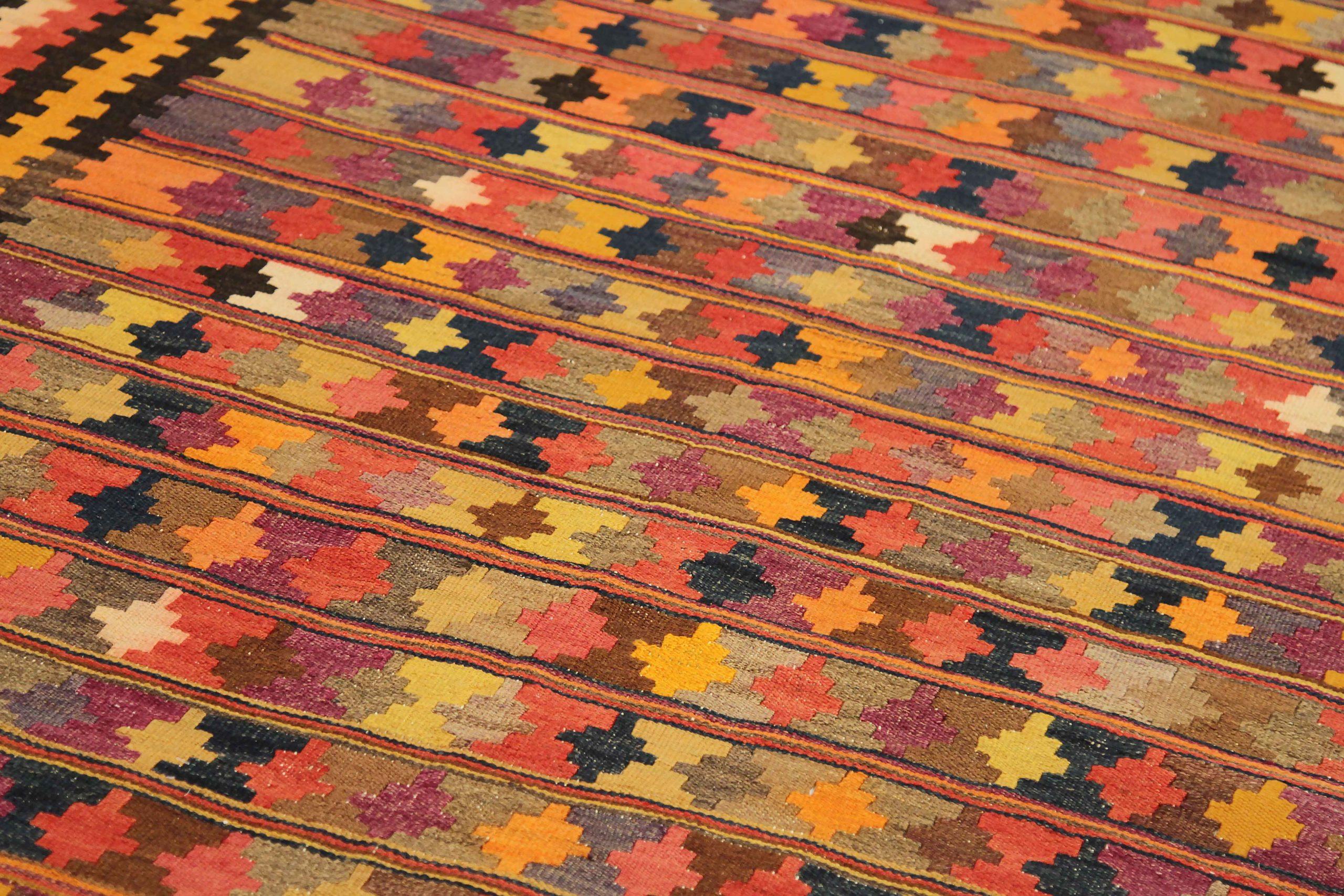 Asiatique Petit tapis persan Kilim datant d'environ 1910, motif de revers jaune orange en laine - 89208 en vente