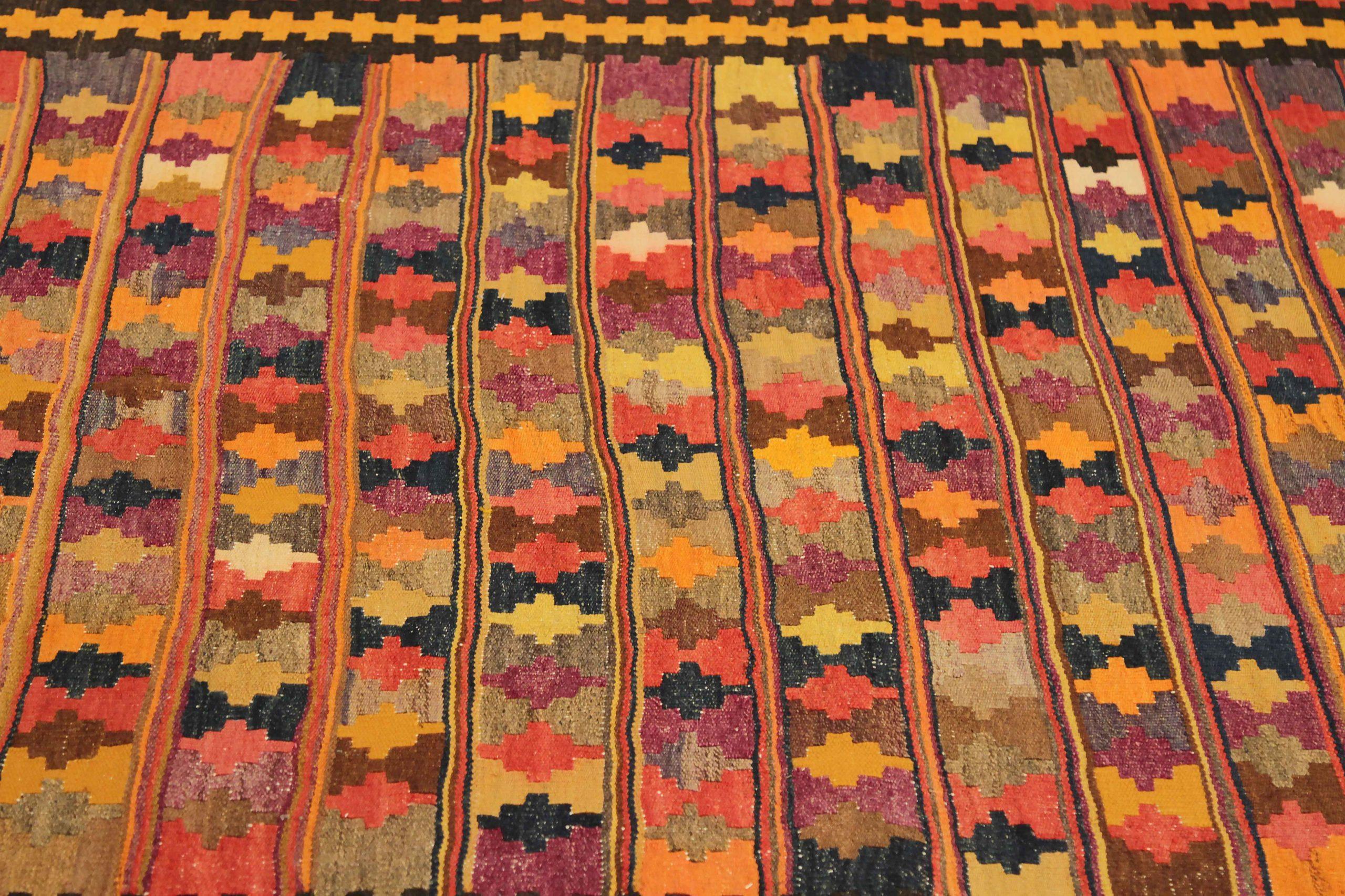 Petit tapis persan Kilim datant d'environ 1910, motif de revers jaune orange en laine - 89208 Excellent état - En vente à Dallas, TX