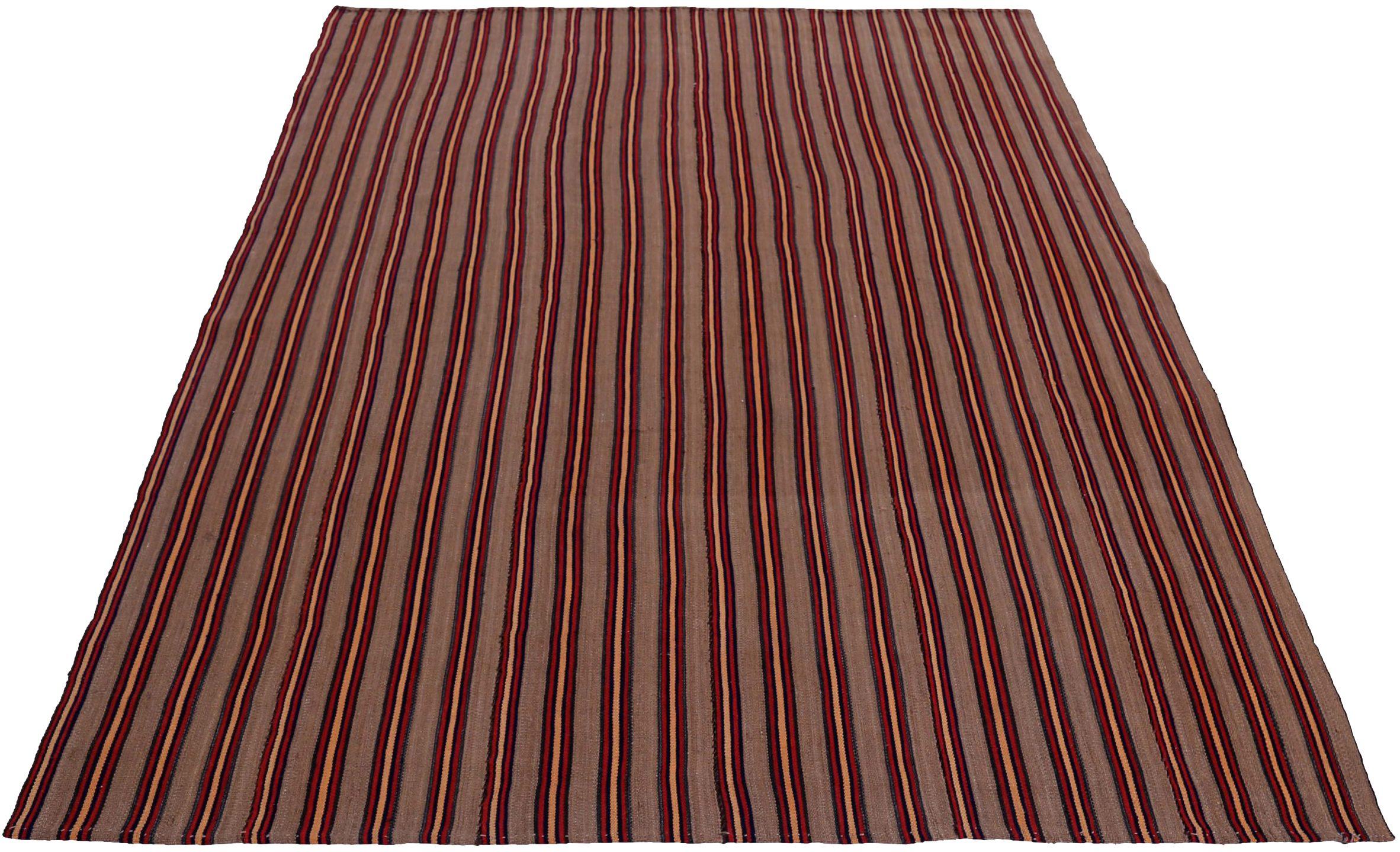 Entdecken Sie die Eleganz eines persischen Kilims mit einem kleinen Teppich von CIRCA 1910. Dieses exklusive Design aus Wolle und PinkRedYellow ist perfekt, um Ihren Raum zu verschönern.
