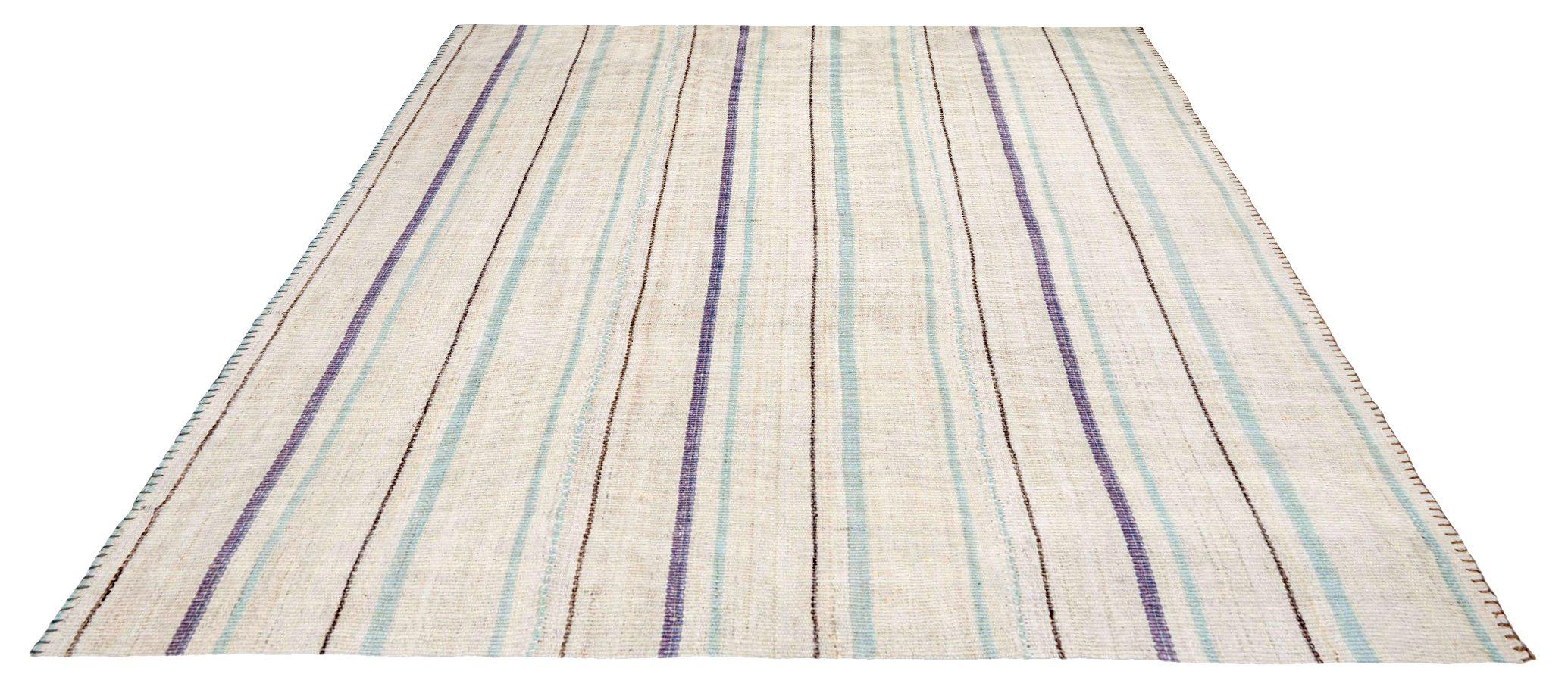 Découvrez l'élégance du Rug & Kilim persan présentant un petit tapis de Circa 1940. Conçu avec de la laine et du bleuIvoirePurpel, ce design exclusif est parfait pour mettre en valeur votre espace.