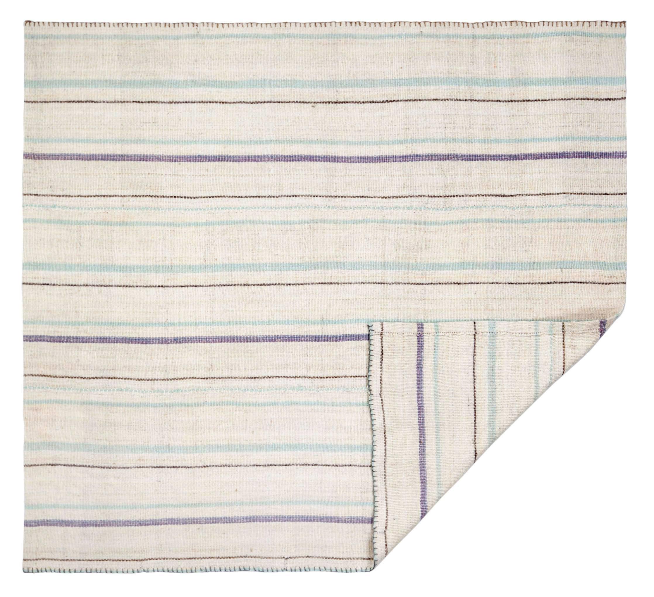 Asiatique Petit tapis persan Kilim datant d'environ 1940, motif de revers en laine bleu ivoire - 89965 en vente