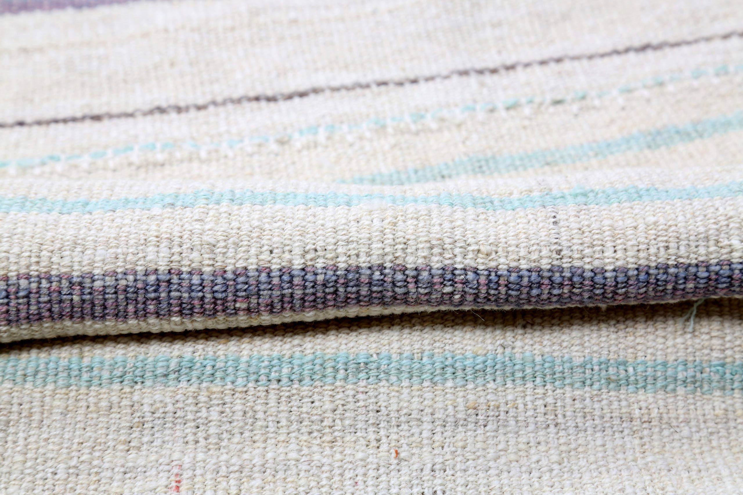 Petit tapis persan Kilim datant d'environ 1940, motif de revers en laine bleu ivoire - 89965 Excellent état - En vente à Dallas, TX