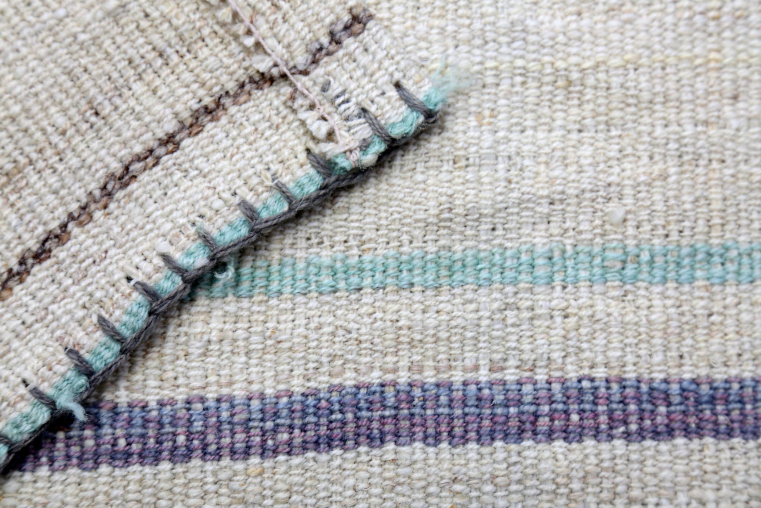20ième siècle Petit tapis persan Kilim datant d'environ 1940, motif de revers en laine bleu ivoire - 89965 en vente