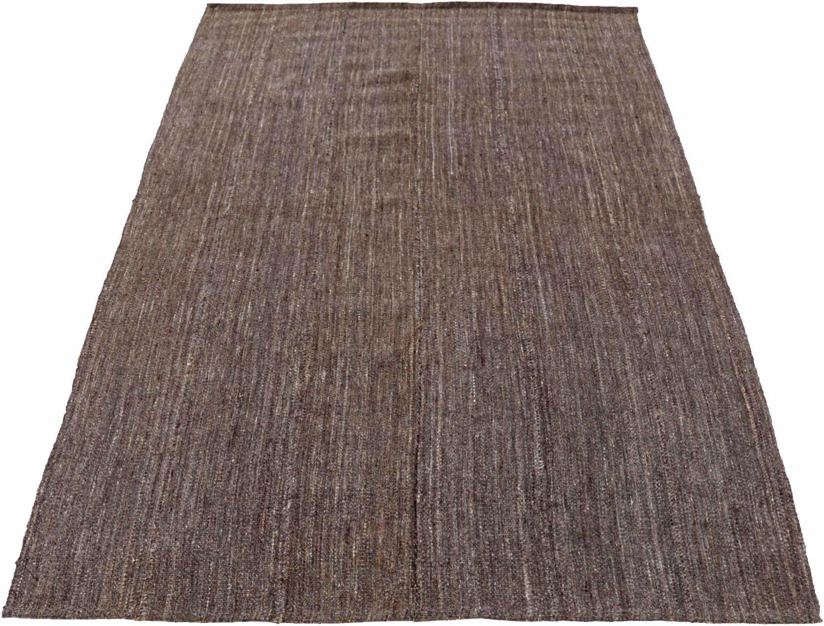 Entdecken Sie die Eleganz eines persischen Kilims mit einem kleinen Teppich von CIRCA 1940. Dieses exklusive Design aus Wolle und Braun ist perfekt, um Ihren Raum zu verschönern.