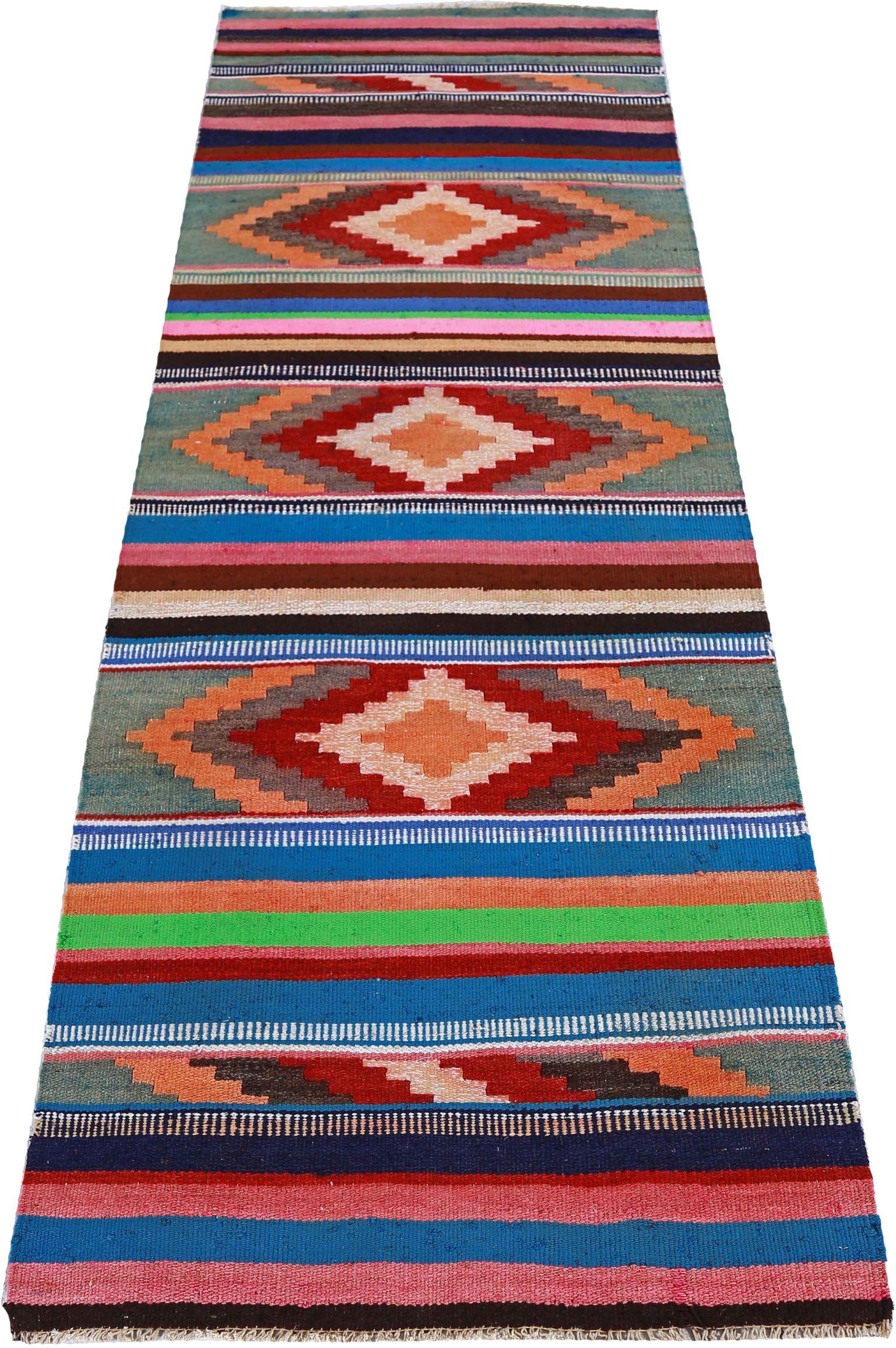 Scopri l'eleganza del Rug & Kilim persiano, caratterizzato da un piccolo tappeto del 1940. Progettato con lana e grigio-verde-avorio-arancio-rosso, questo design esclusivo è perfetto per valorizzare il tuo spazio.