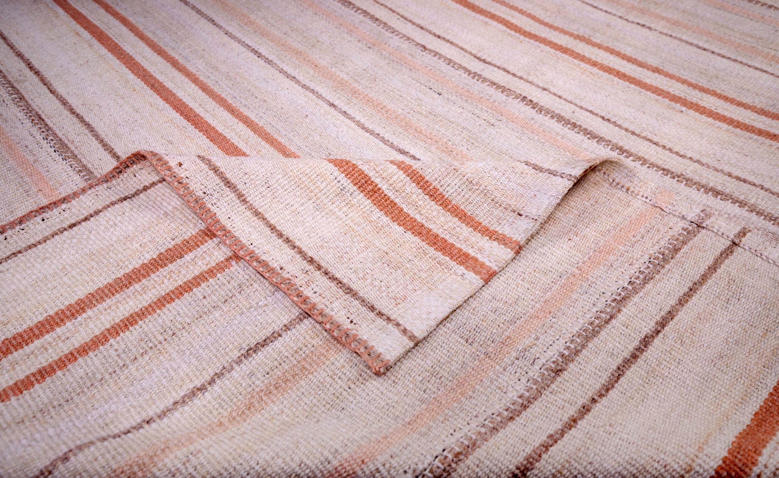 20ième siècle Petit tapis persan Kilim vers 1940 - Design en laine ivoire rose ivoire - 89977 en vente