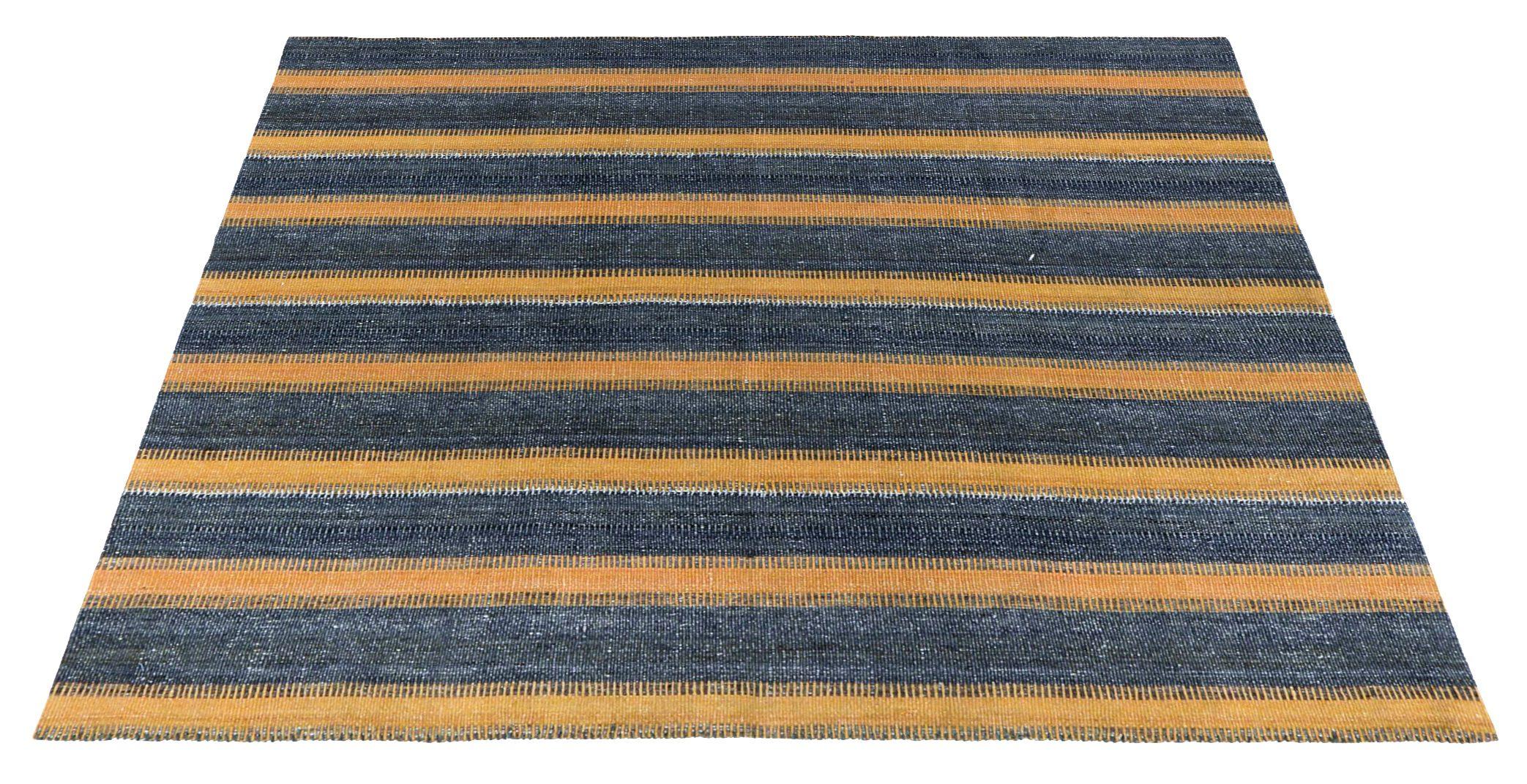 Découvrez l'élégance du Rug & Kilim persan présentant un petit tapis de Circa 1940. Conçu avec de la laine et du bleu/jaune marine, ce design exclusif est parfait pour mettre en valeur votre espace.