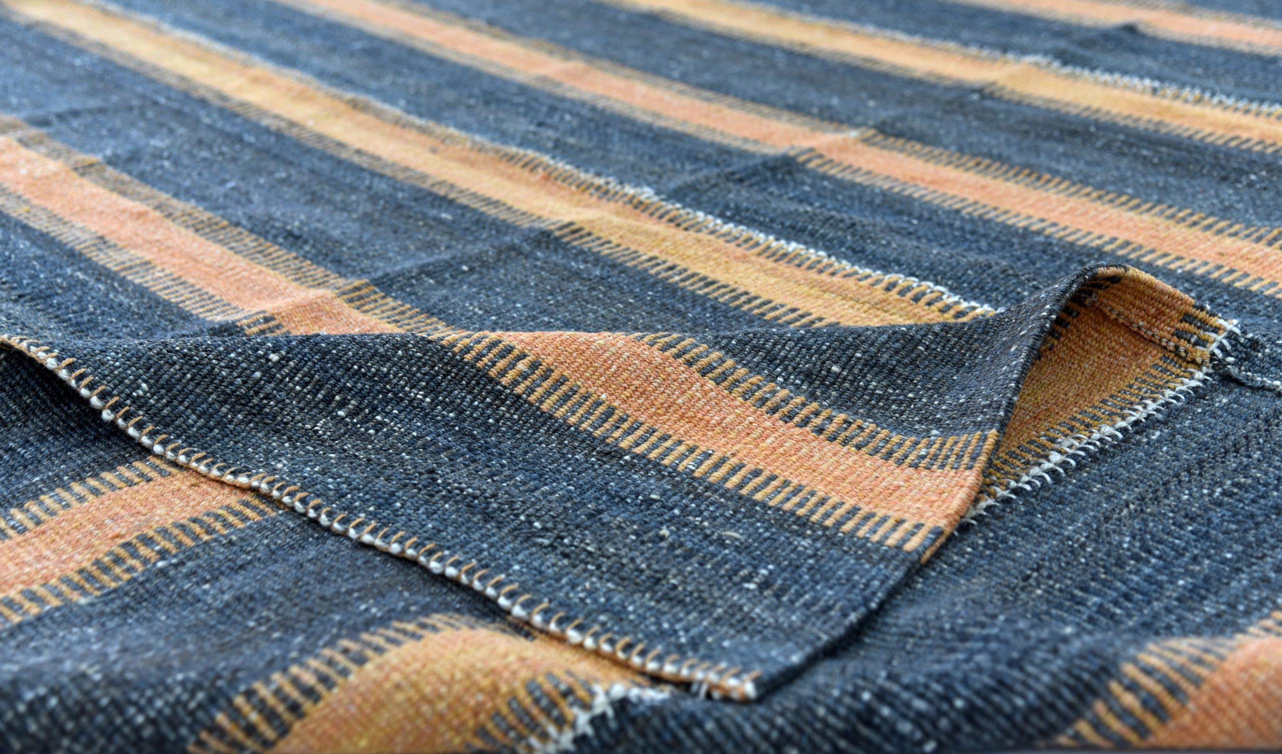 20ième siècle Petit tapis persan Kilim vers 1940 - Laine bleu marine jaune motif bleu et jaune - 89984 en vente