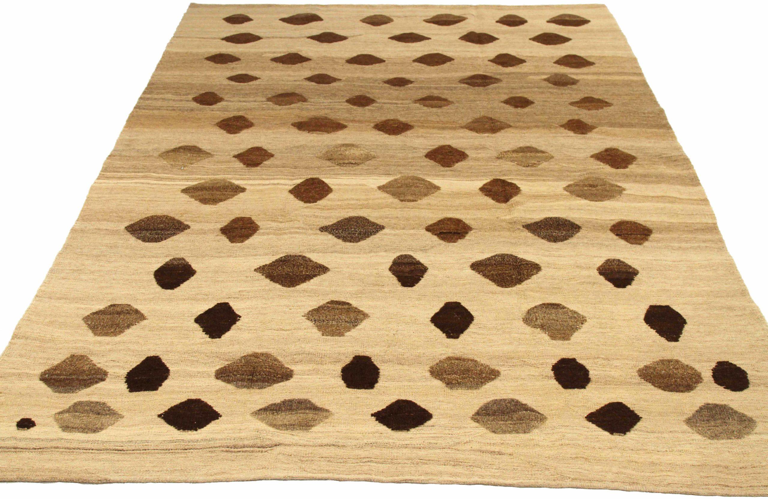 Entdecken Sie die Eleganz eines persischen Kilims mit einem kleinen Teppich von CIRCA 1990. Dieses exklusive Design aus Wolle und Braun-Elfenbein ist perfekt, um Ihren Raum zu verschönern.