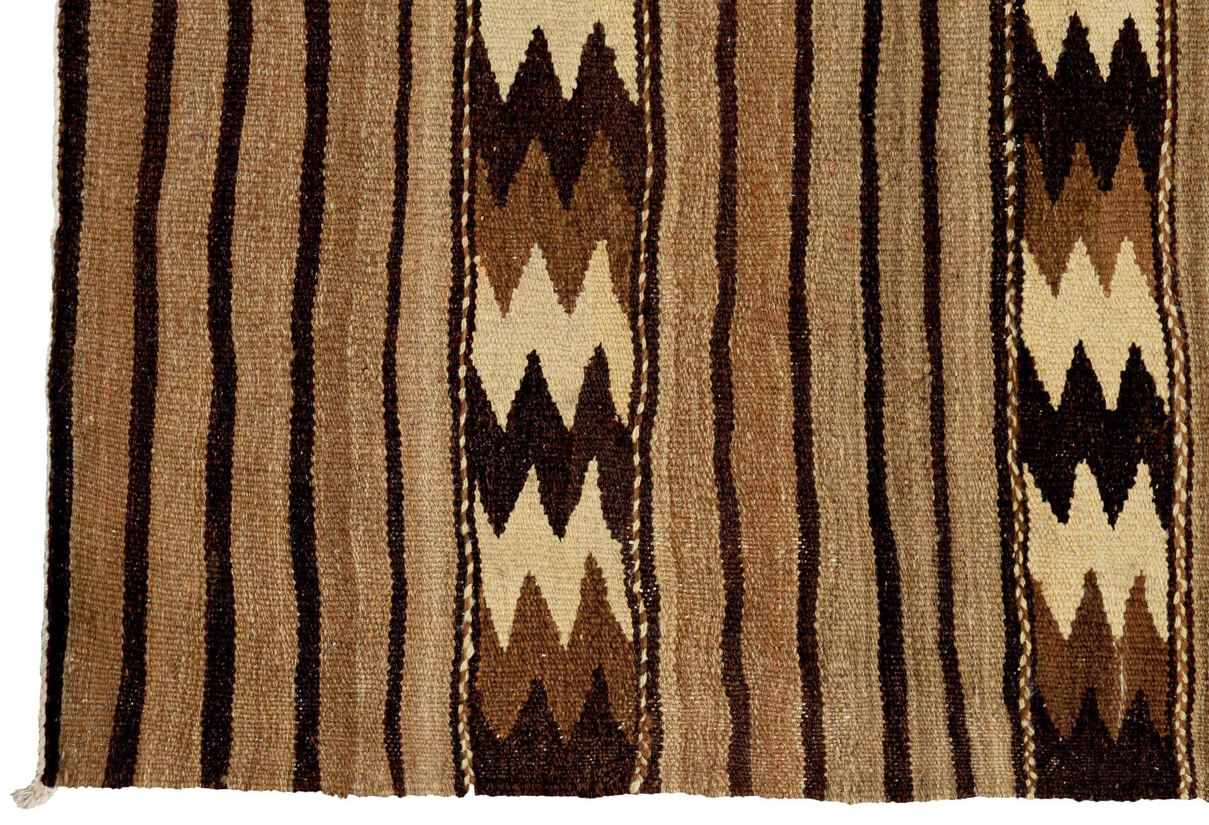 Rug & Kilim Kilim Persan Circa 1990 - Laine Brown Design/One - 89329 Excellent état - En vente à Dallas, TX