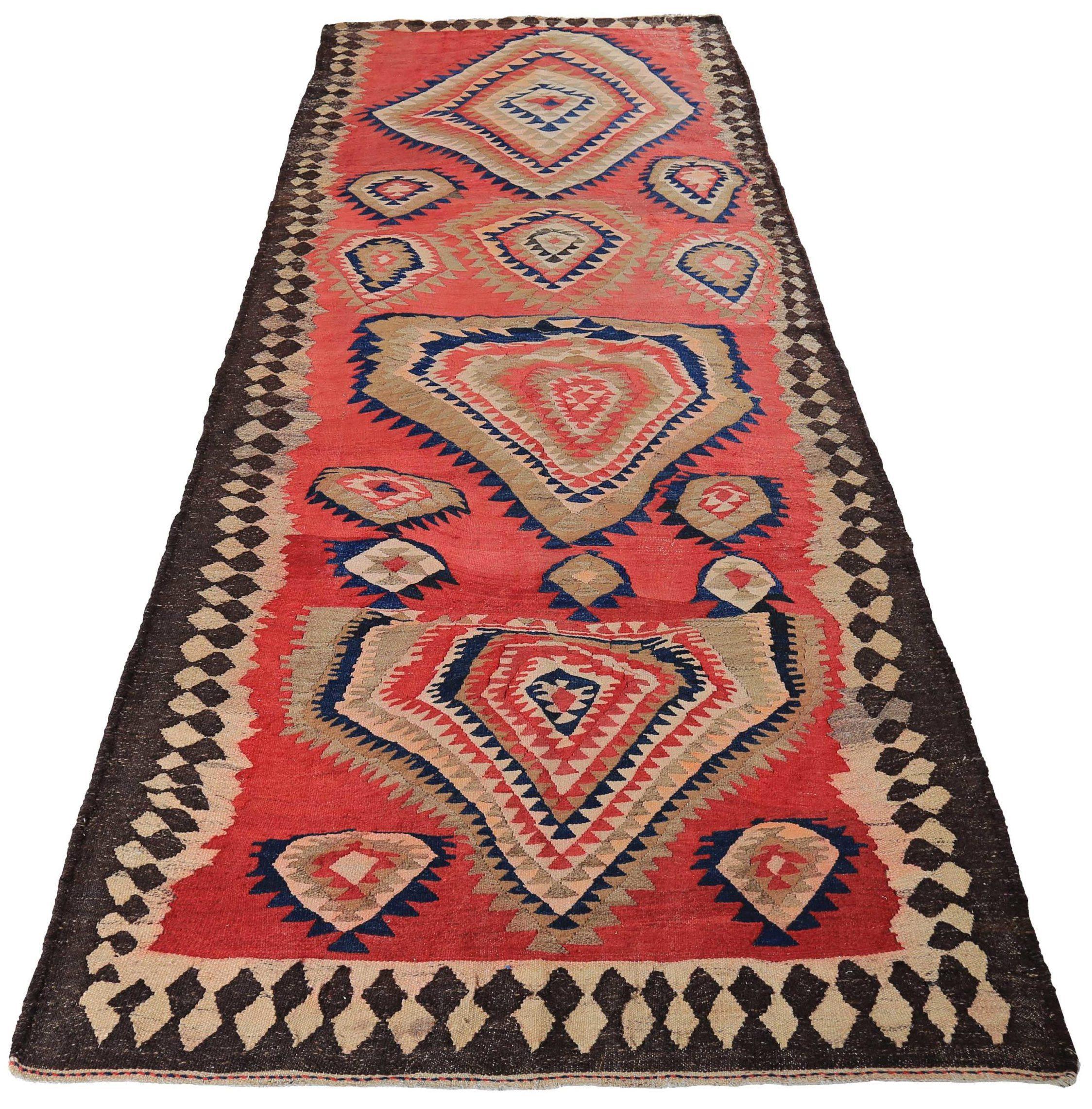 Entdecken Sie die Eleganz eines persischen Kilims mit einem kleinen Teppich von CIRCA 1990. Dieses exklusive Design aus Wolle und Braun-Elfenbein-Rot ist perfekt, um Ihren Raum zu verschönern.