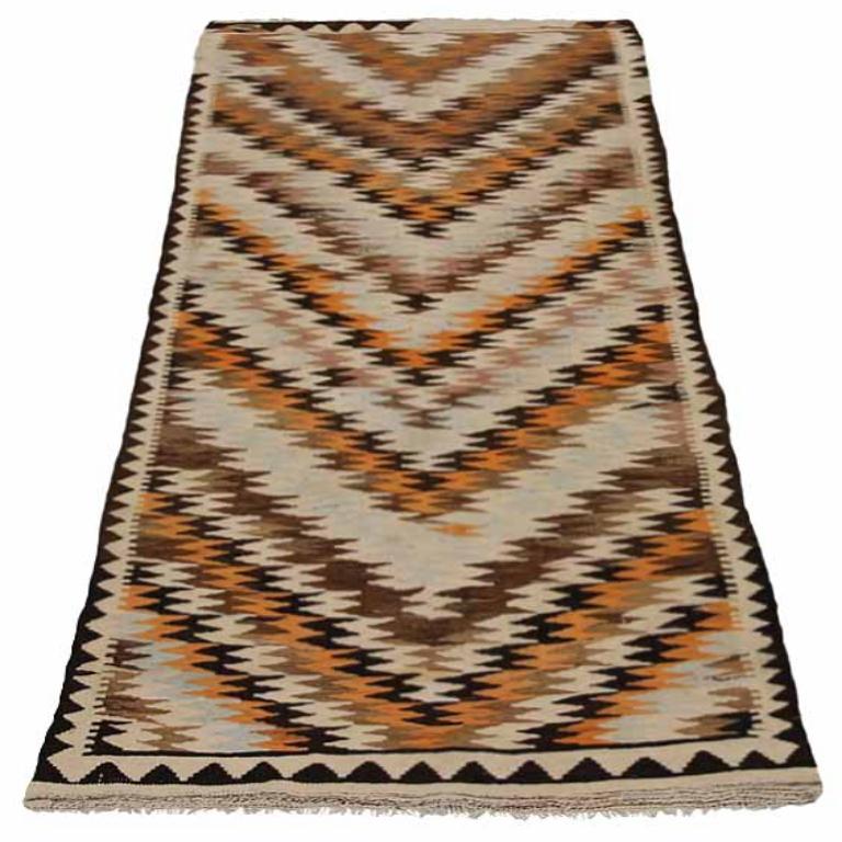 Entdecken Sie die Eleganz eines persischen Kilims mit einem kleinen Teppich von CIRCA 1880. Dieses exklusive Design aus Wolle und BlackBrownIvoryOrange ist perfekt, um Ihren Raum zu verschönern.