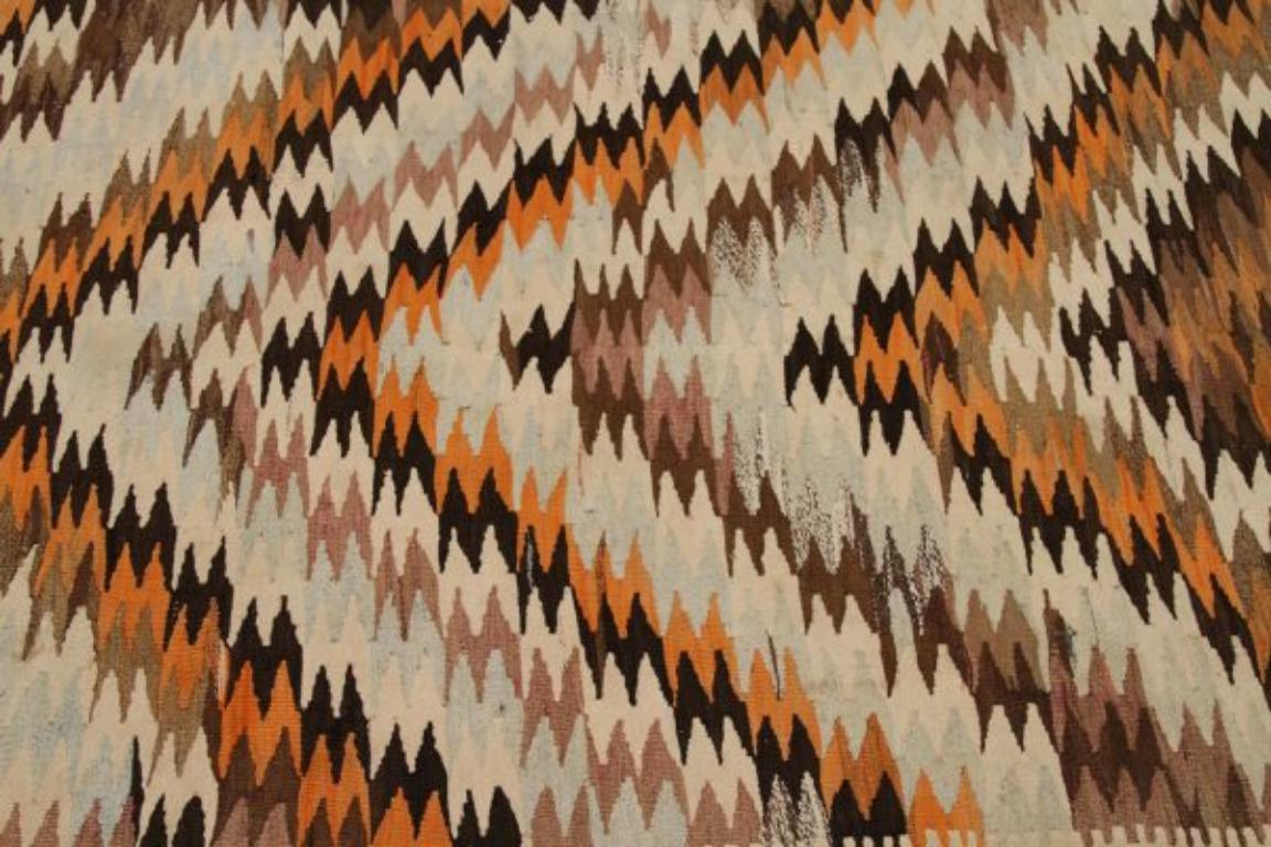 Persischer Kilim Kleiner Teppich - Wolle Schwarz Braun Elfenbein Orange - 92127 (Irakisch) im Angebot