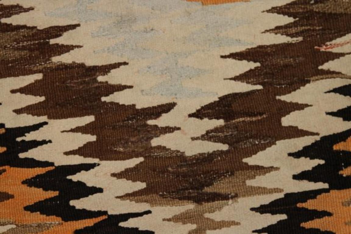 Persischer Kilim Kleiner Teppich - Wolle Schwarz Braun Elfenbein Orange - 92127 (20. Jahrhundert) im Angebot