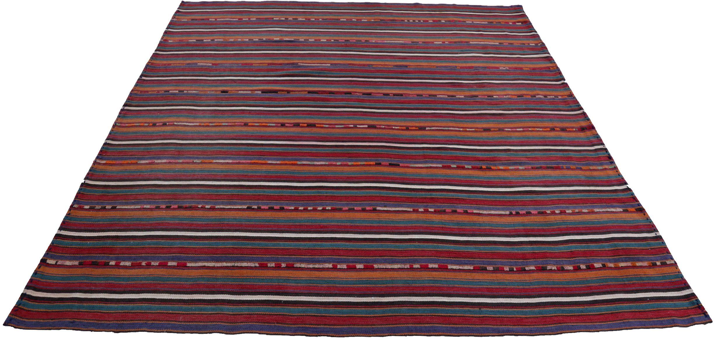 Entdecken Sie die Eleganz der persischen Kilim mit quadratischen Teppichen um 1910. Dieses exklusive Design aus Wolle und BlauOrangeRot ist perfekt, um Ihren Raum zu verschönern.