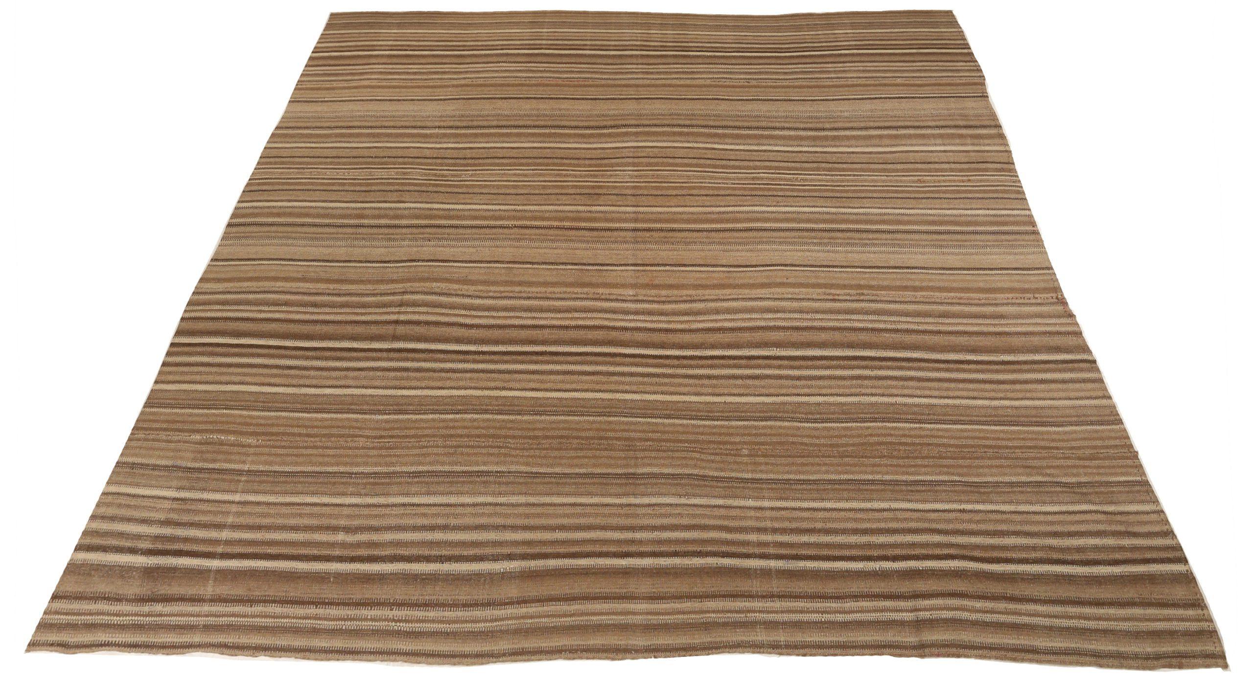 Scopri l'eleganza del Rug & Kilim persiano con tappeti quadrati CIRCA 1910. Progettato con lana e marrone-avorio-tortora, questo design esclusivo è perfetto per valorizzare il tuo spazio.