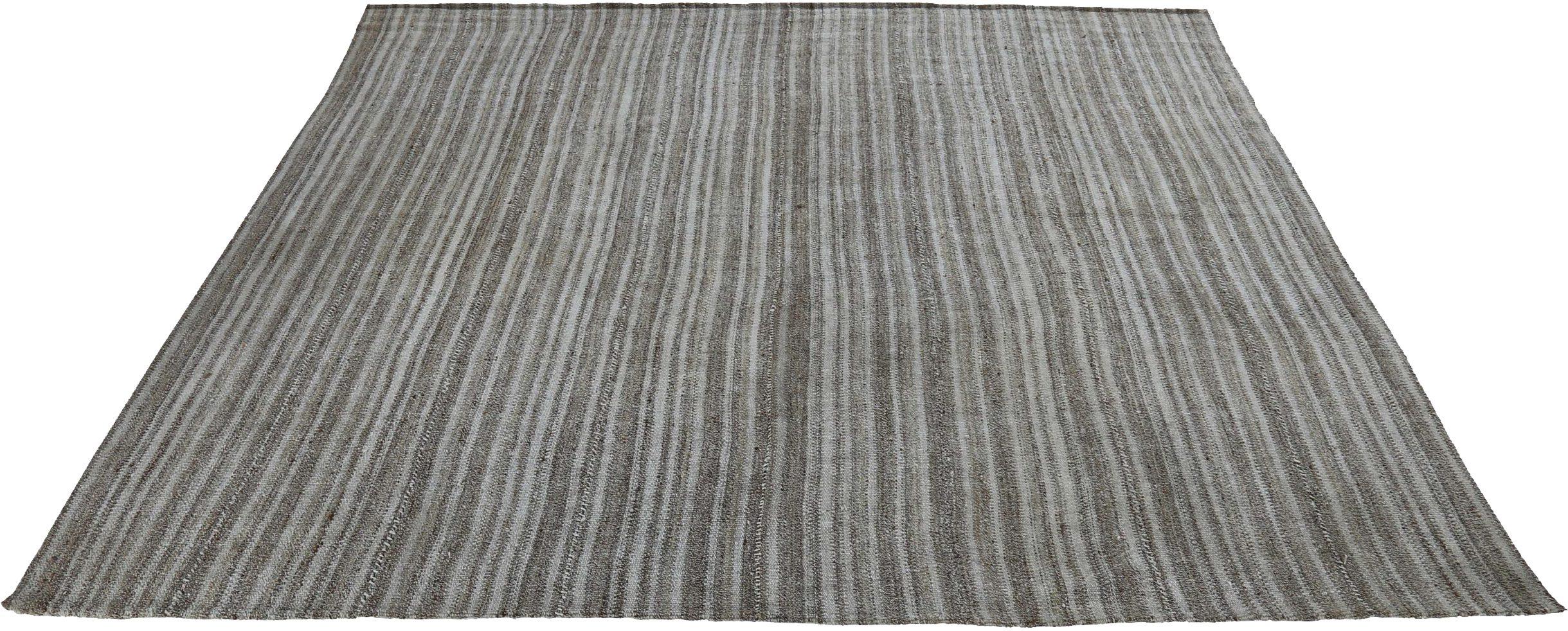 Descubre la elegancia del kilim persa con las alfombras cuadradas Circa 1910. Diseñado con lana y marrón-marfil- topo, este diseño exclusivo es perfecto para realzar tu espacio.