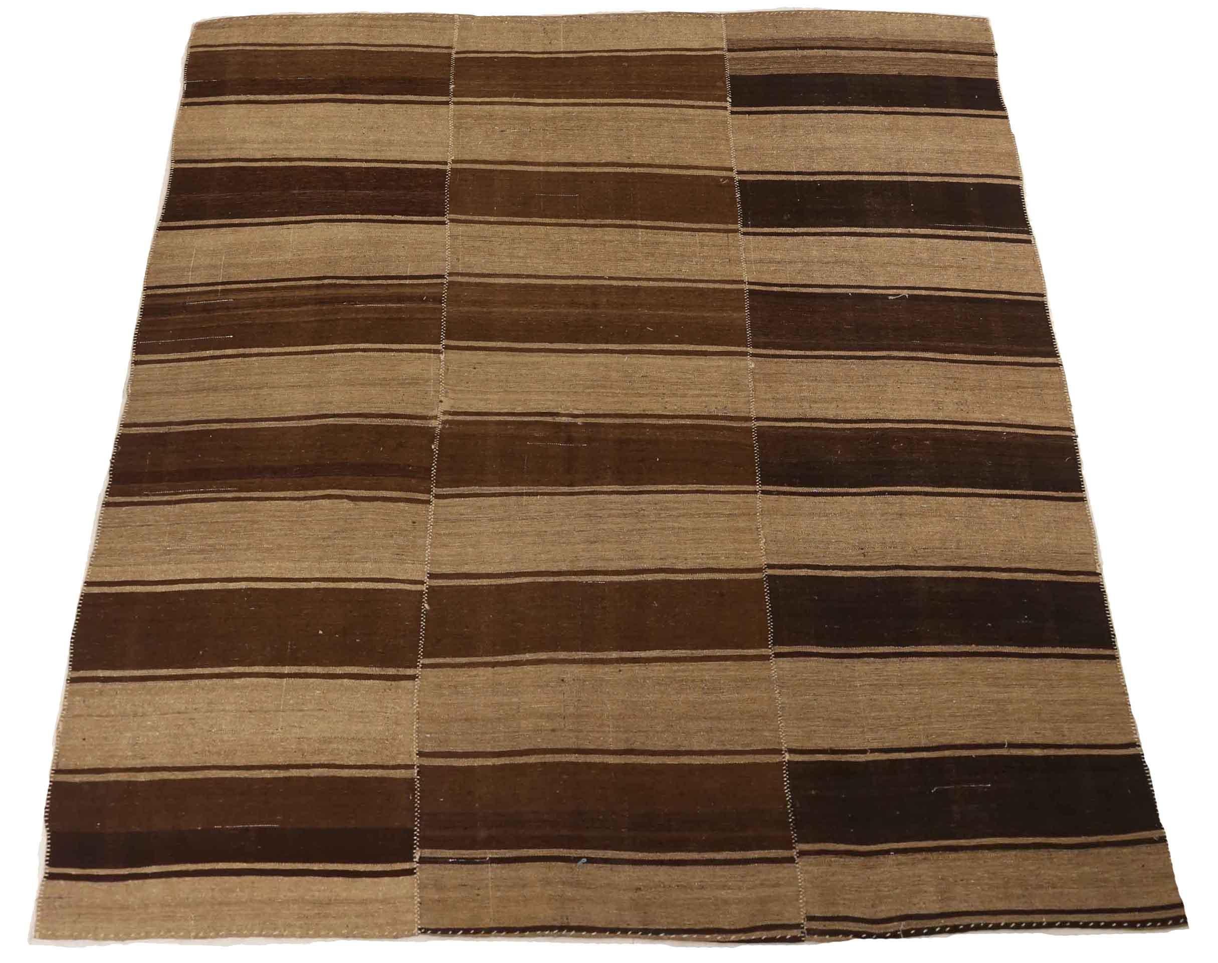 Scopri l'eleganza del Rug & Kilim persiano con tappeti quadrati CIRCA 1910. Progettato con Lana e Marrone-Taupe, questo design esclusivo è perfetto per valorizzare il tuo spazio.