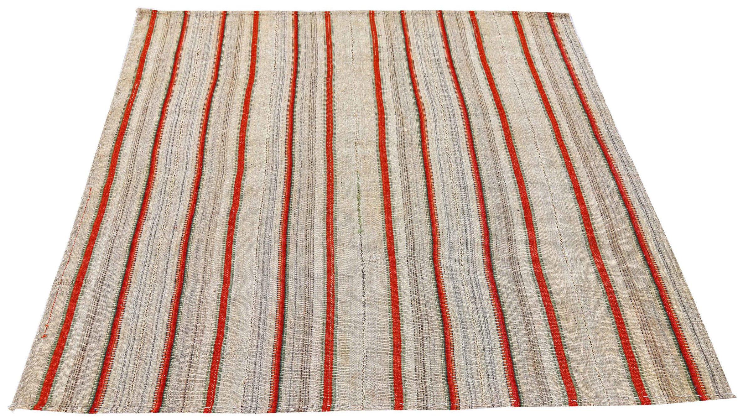 Entdecken Sie die Eleganz der persischen Kilim mit quadratischen Teppichen um 1910. Dieses exklusive Design aus Wolle und ElfenbeinOrangeRot ist perfekt, um Ihren Raum zu verschönern.