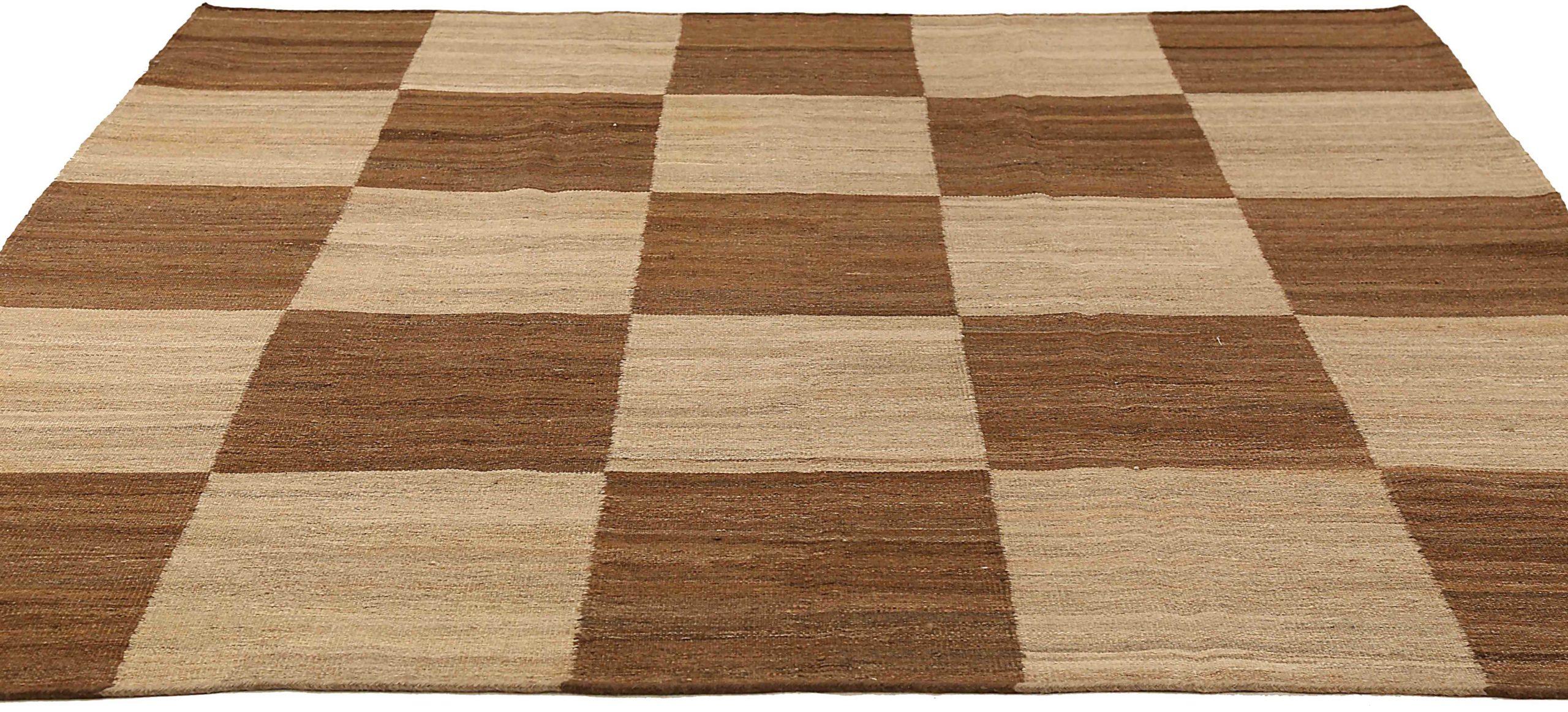 Descubre la elegancia del kilim persa con las alfombras cuadradas Circa 1940. Diseñado con lana y marrón-marfil, este diseño exclusivo es perfecto para realzar tu espacio.