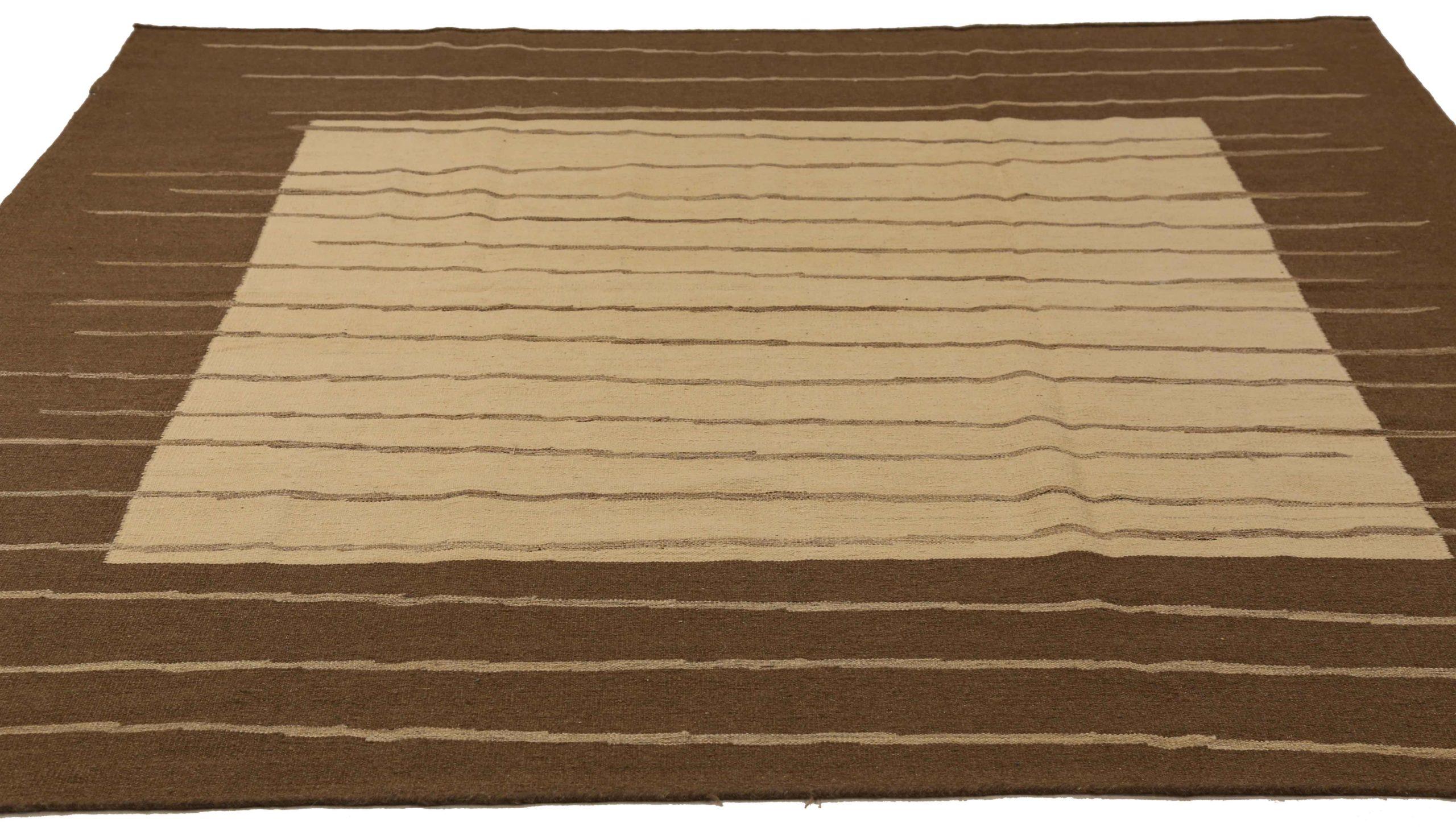 Découvrez l'élégance des Rug & Kilim persans présentant des tapis de sol carrés de Circa 1990. Conçu avec de la laine et du Design/One, ce design exclusif est parfait pour mettre en valeur votre espace.