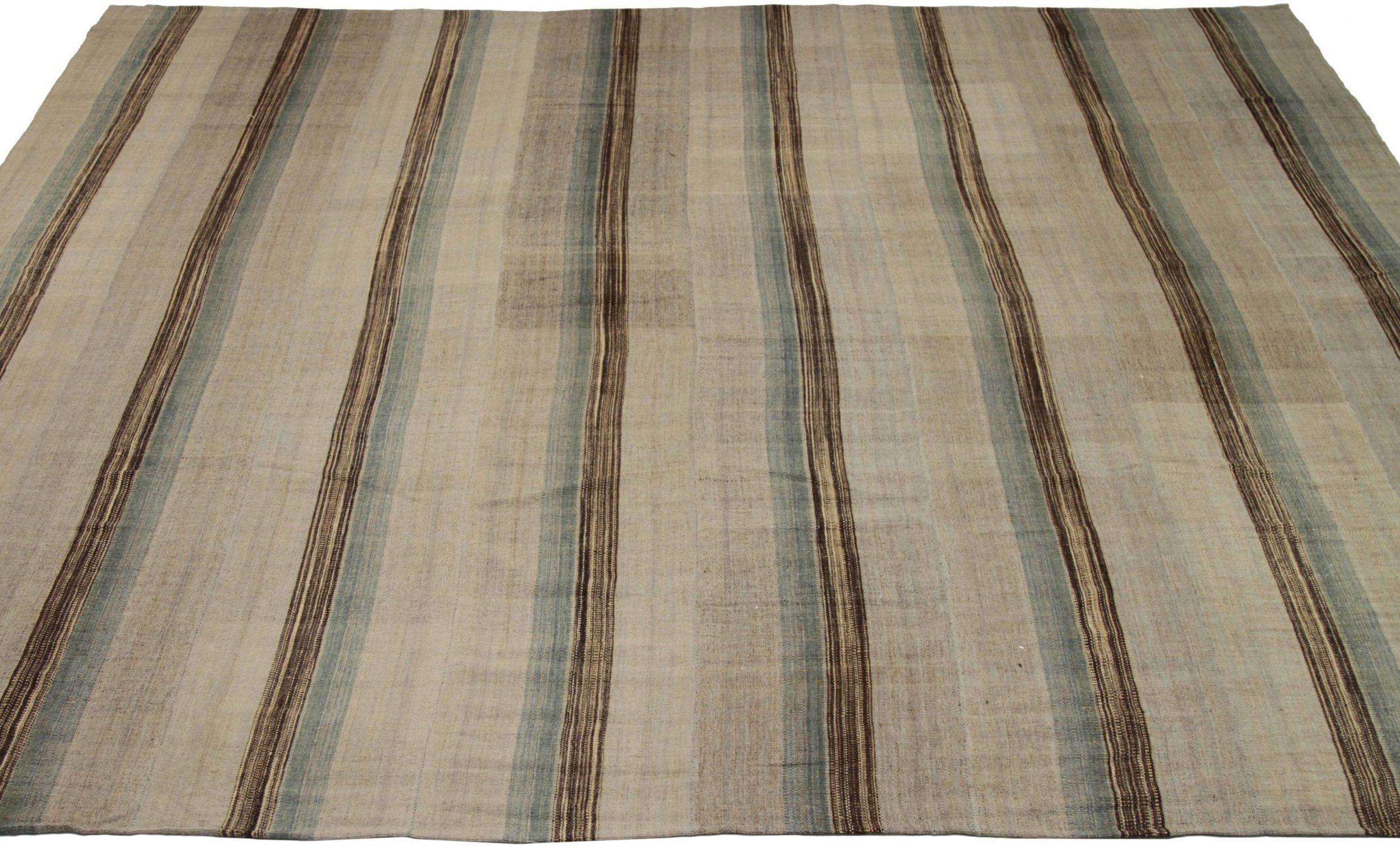 Descubre la elegancia del kilim persa con las alfombras cuadradas Circa 1910. Diseñado con lana y azul-marrón-marfil, este diseño exclusivo es perfecto para realzar tu espacio.