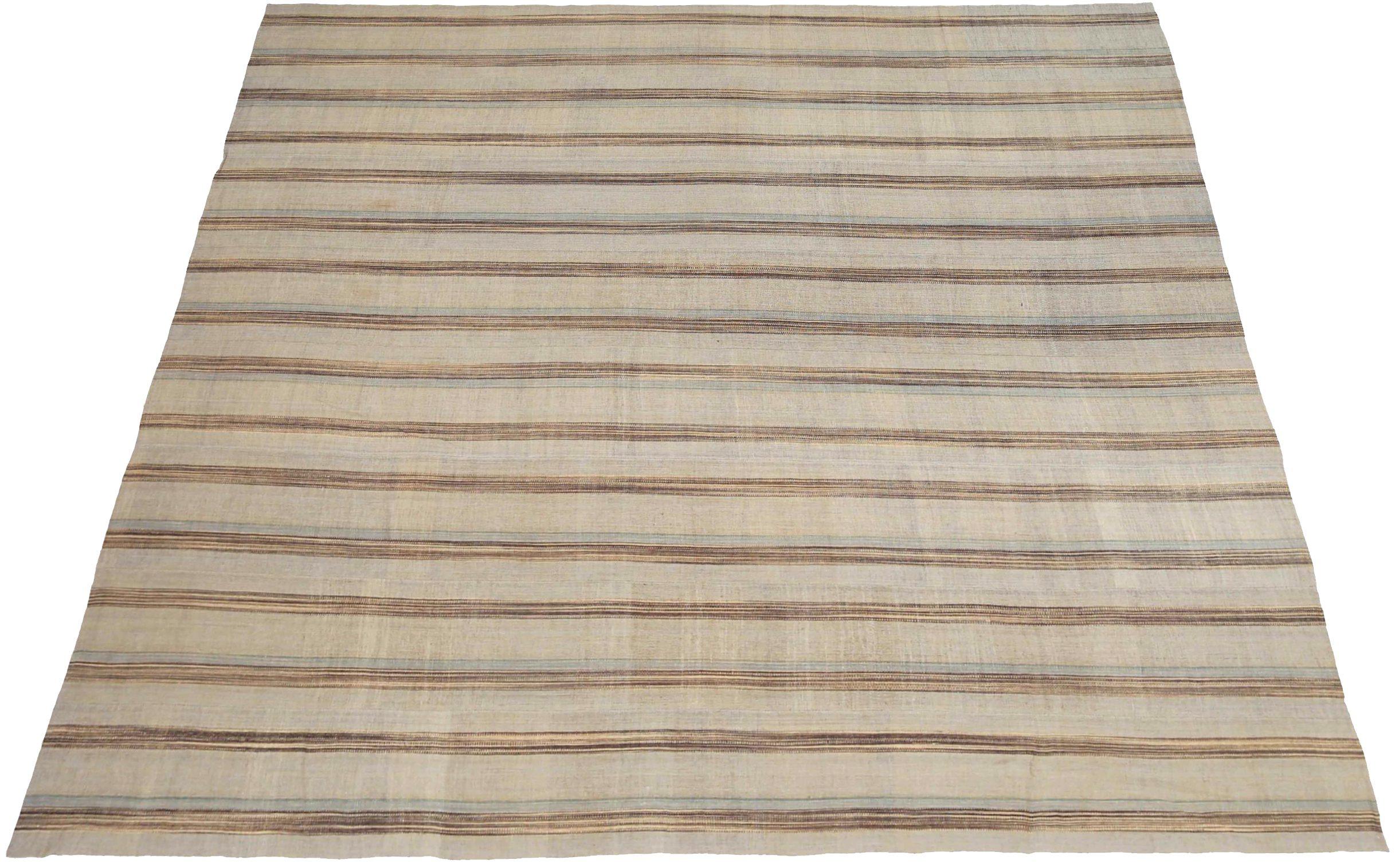 Descubre la elegancia del kilim persa con las alfombras cuadradas Circa 1910. Diseñado con lana y marrón-gris-marfil, este diseño exclusivo es perfecto para realzar tu espacio.