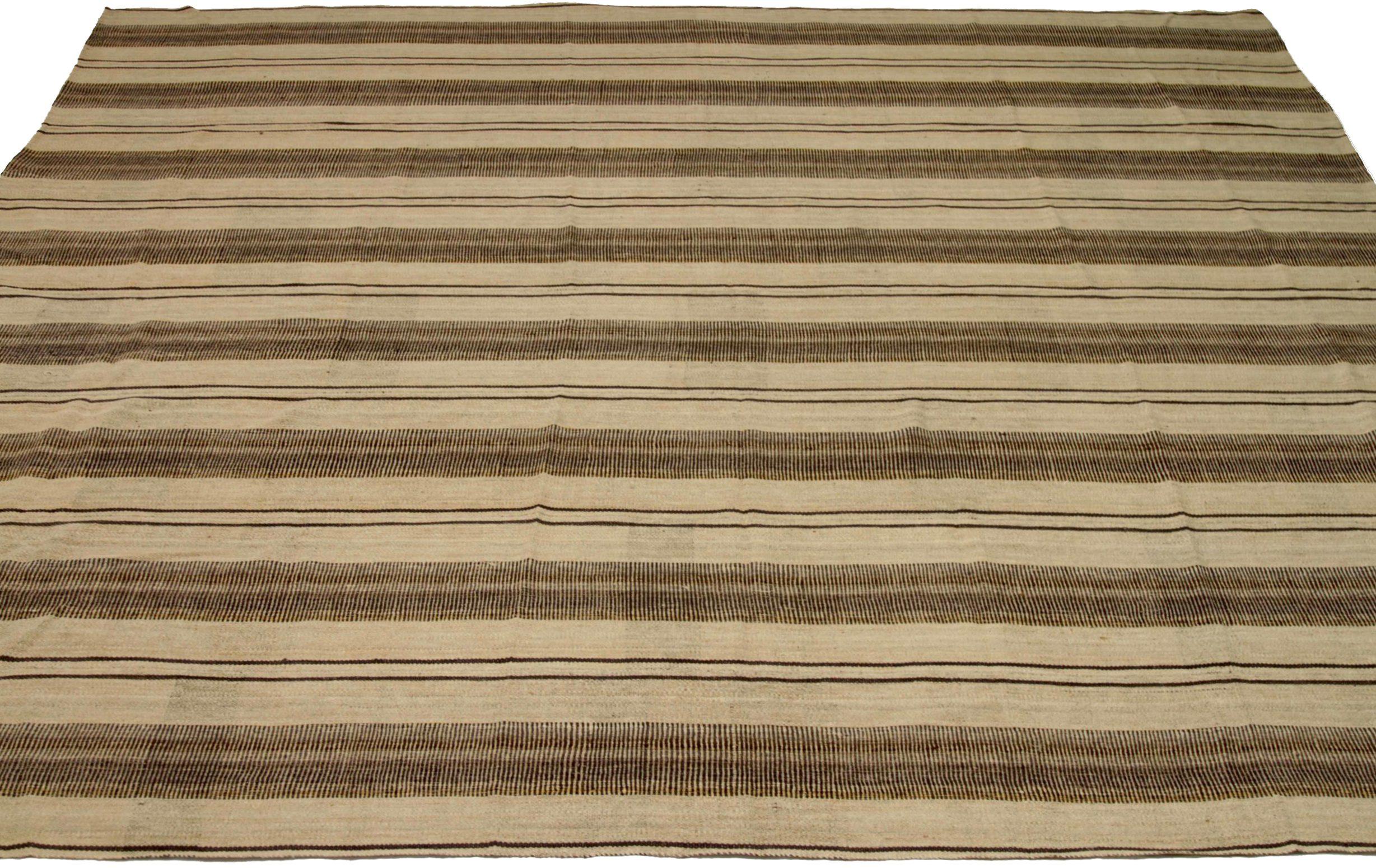 Découvrez l'élégance des Rug & Kilim persans présentant des tapis de sol carrés de Circa 1910. Conçu avec de la laine et du Design/One, ce design exclusif est parfait pour mettre en valeur votre espace.