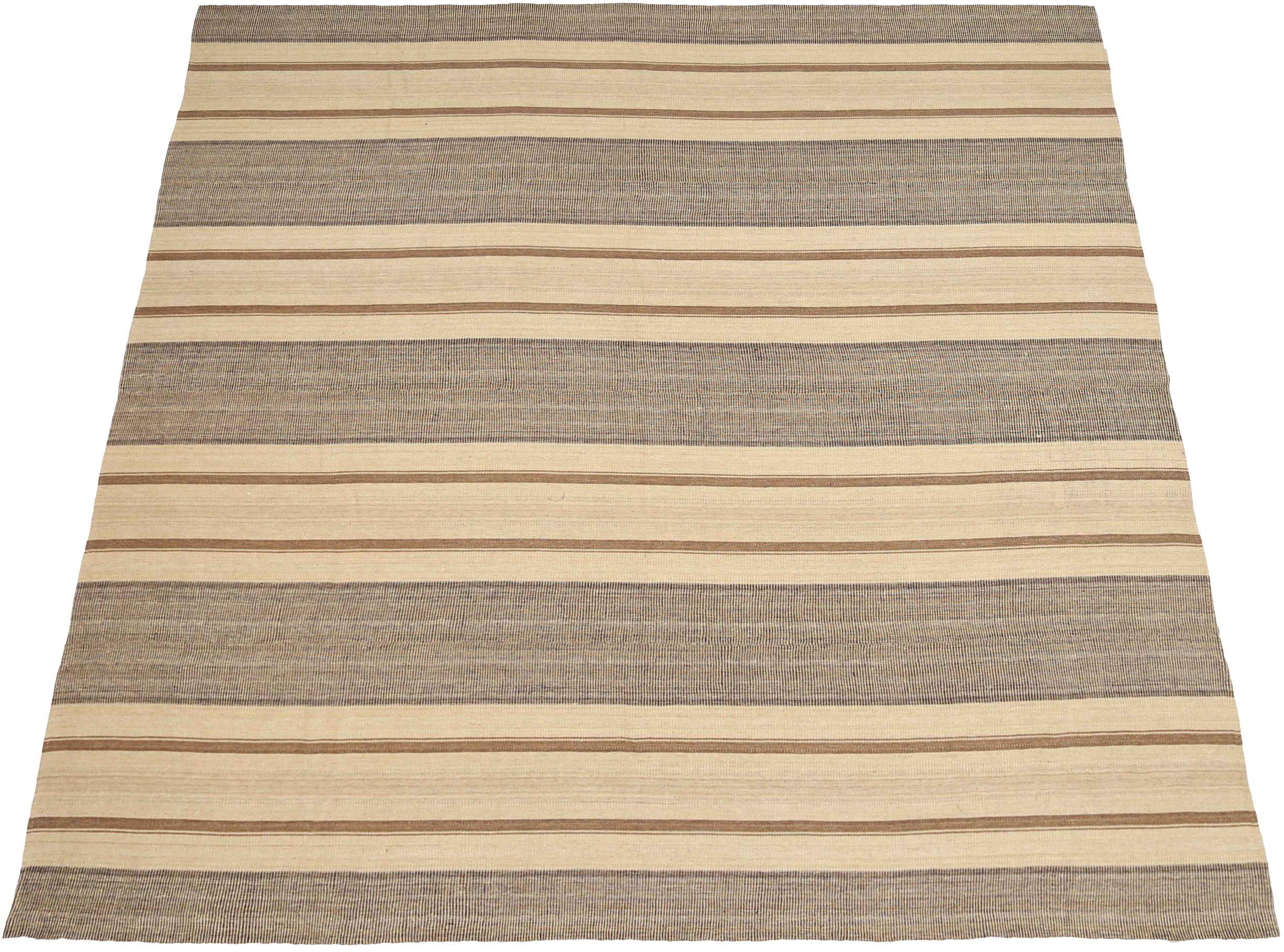 Découvrez l'élégance des Rug & Kilim persans présentant des tapis de sol carrés de Circa 1910. Conçu avec de la laine et du Design/One, ce design exclusif est parfait pour mettre en valeur votre espace.