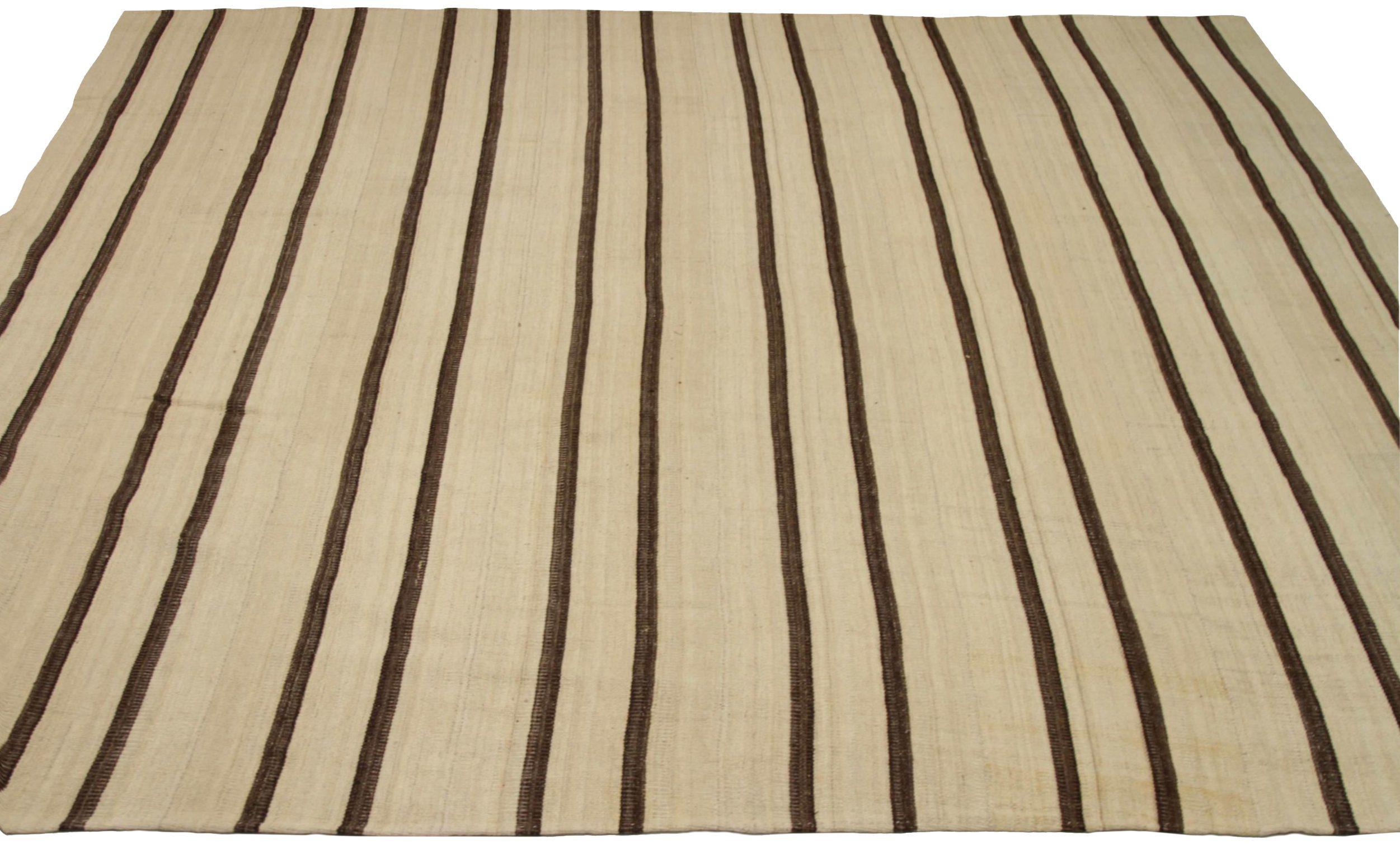 Entdecken Sie die Eleganz der persischen Kilim mit quadratischen Teppichen um 1910. Dieses exklusive Design aus Wolle und Braun-Elfenbein ist perfekt, um Ihren Raum zu verschönern.