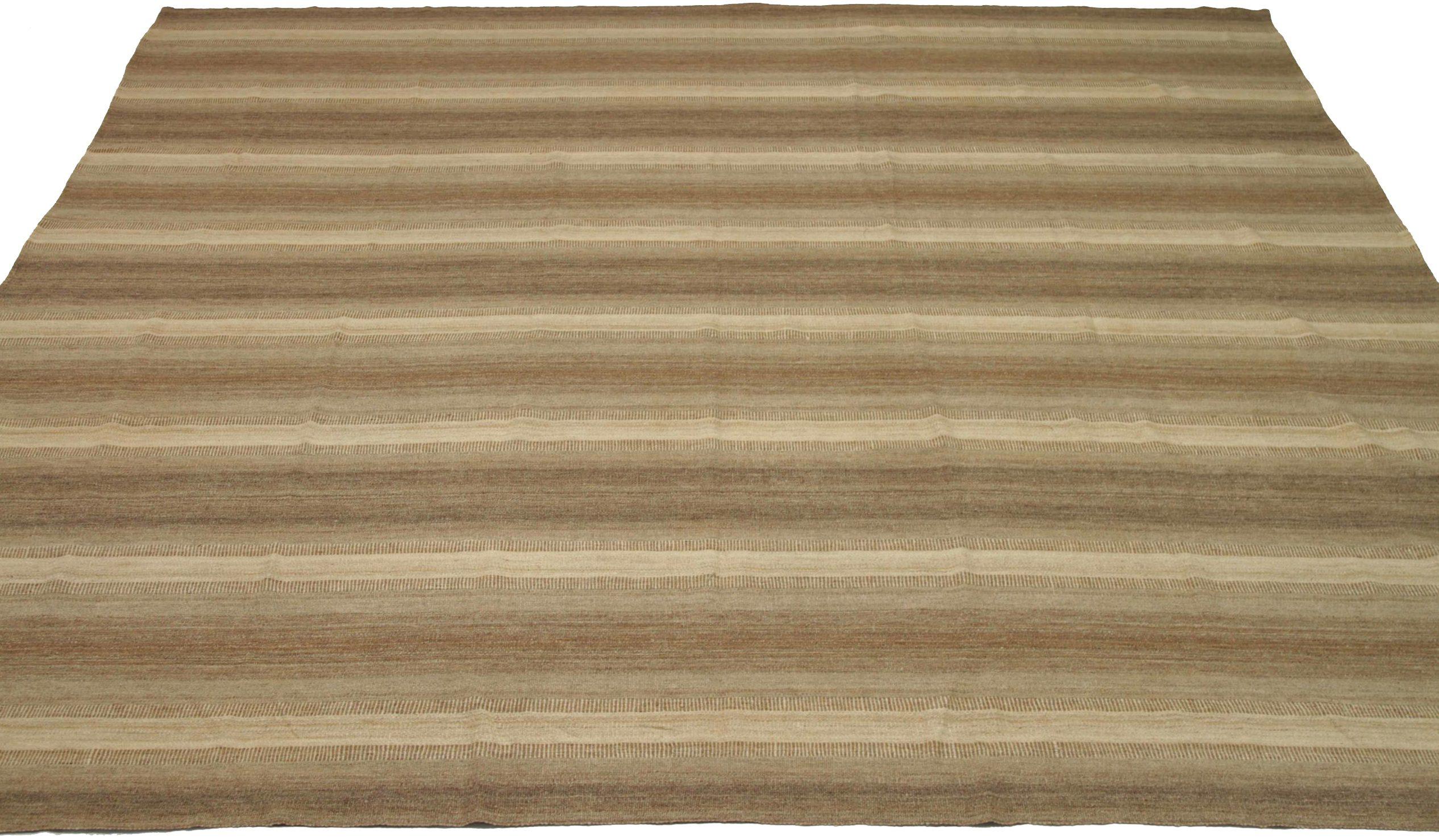 Entdecken Sie die Eleganz der persischen Kilim mit quadratischen Teppichen um 1910. Dieses exklusive Design aus Wolle und Braun-Elfenbein ist perfekt, um Ihren Raum zu verschönern.