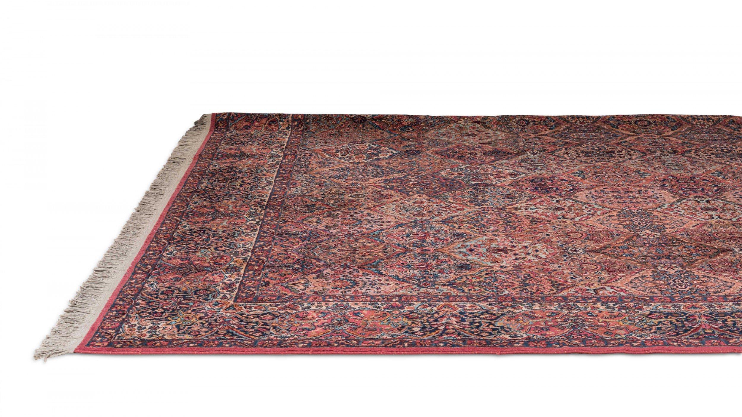 Persischer Wollteppich im Kirman-Stil aus dem Nahen Osten mit wiederholtem mehrfarbigem Muster in Rot- und Blautönen (11,5 x 14').

Bitte beachten Sie: gebrauchter/antiker Zustand
