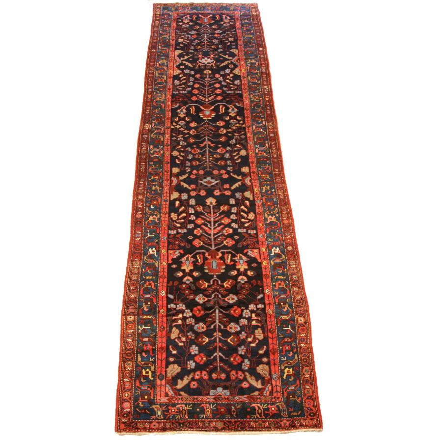 Entdecken Sie die Eleganz des persischen Kolyai mit seiner wunderschönen Handwerkskunst aus der Zeit um 1880. Dieses exklusive Design, das mit viel Liebe zum Detail entworfen wurde, ist perfekt, um Ihren Raum zu verschönern.