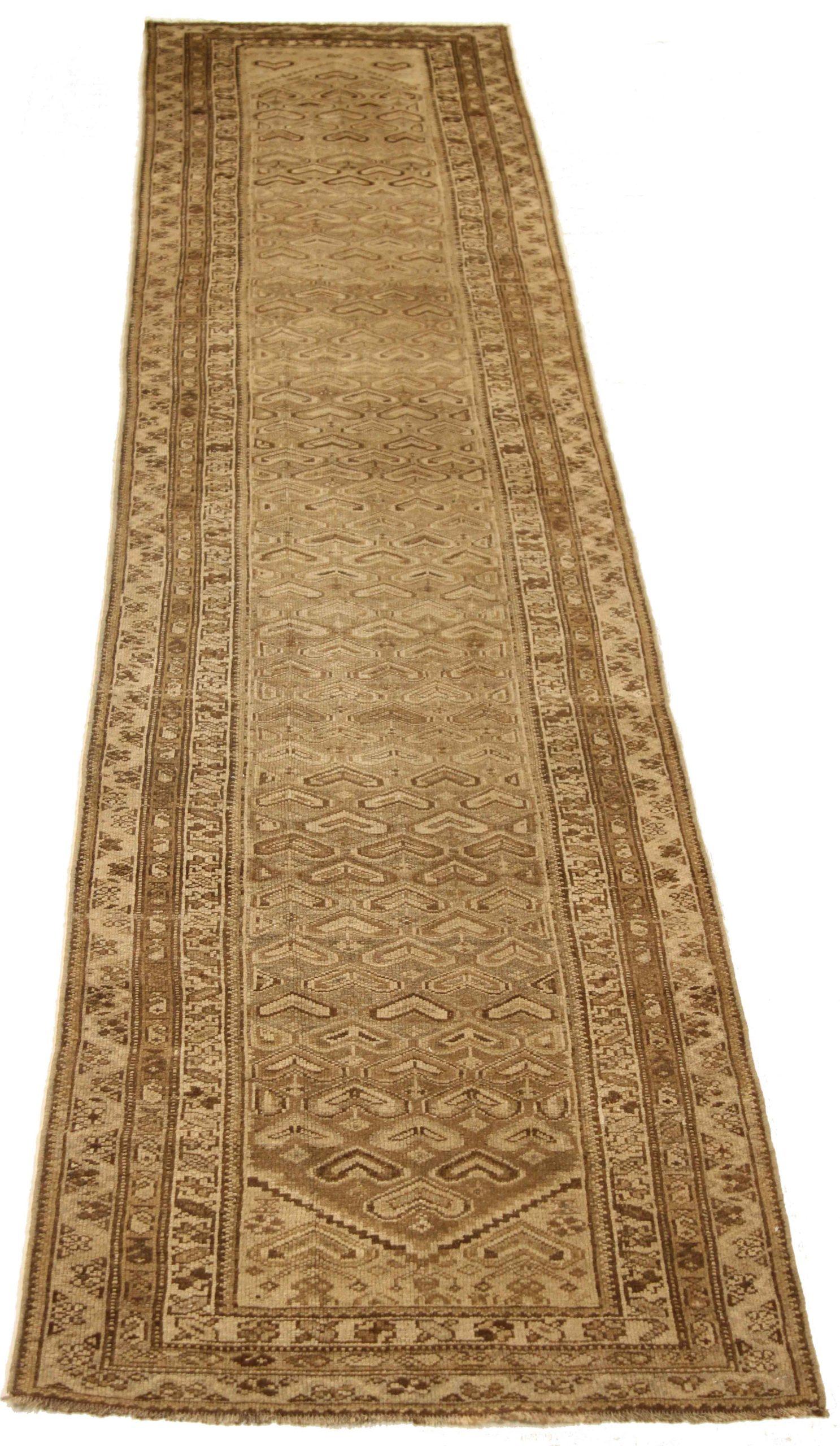 Entdecken Sie die Eleganz des persischen Kolyai mit dem Läufer von CIRCA 1880. Dieses exklusive Design, das mit viel Liebe zum Detail entworfen wurde, ist perfekt, um Ihren Raum zu verschönern.