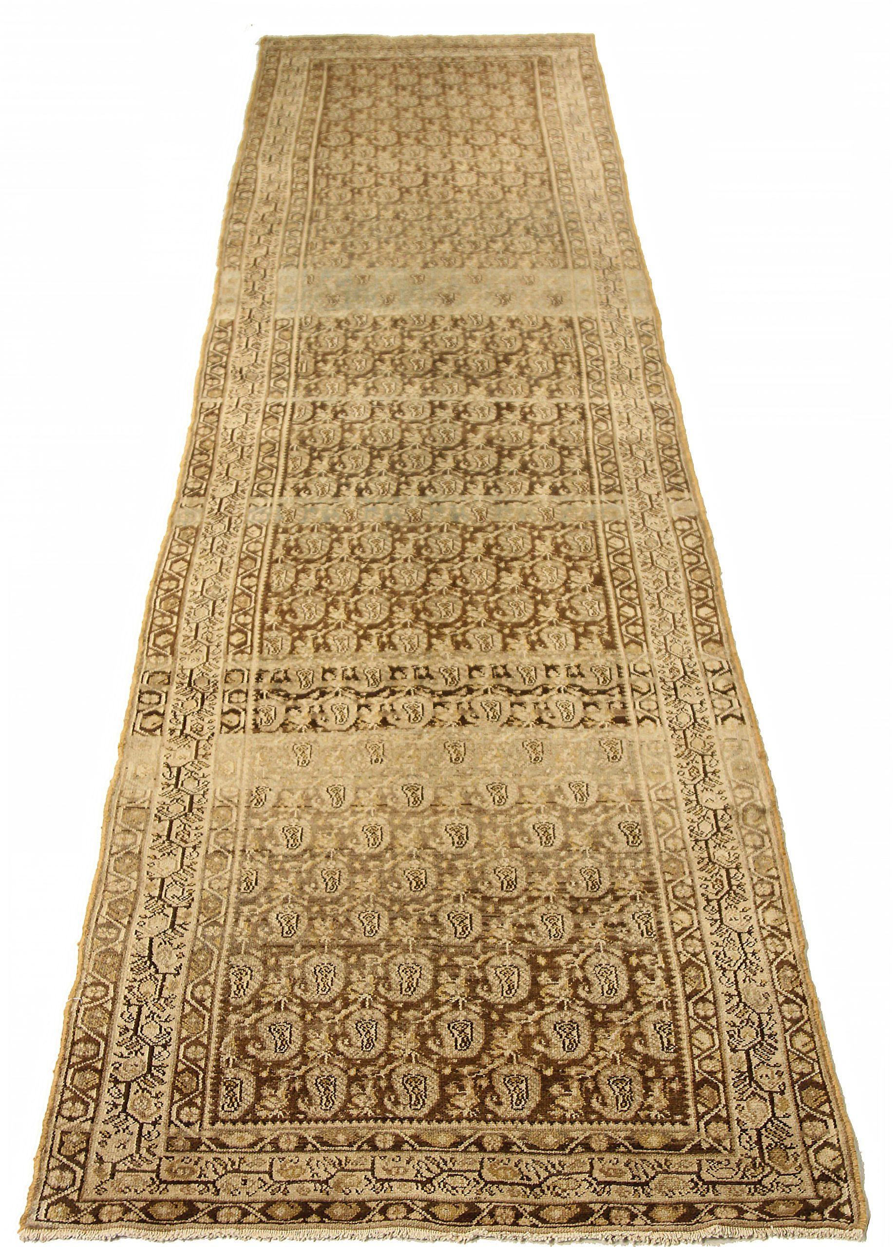 Entdecken Sie die Eleganz des persischen Kolyai mit dem Läufer von CIRCA 1880. Dieses exklusive Design, das mit viel Liebe zum Detail entworfen wurde, ist perfekt, um Ihren Raum zu verschönern.