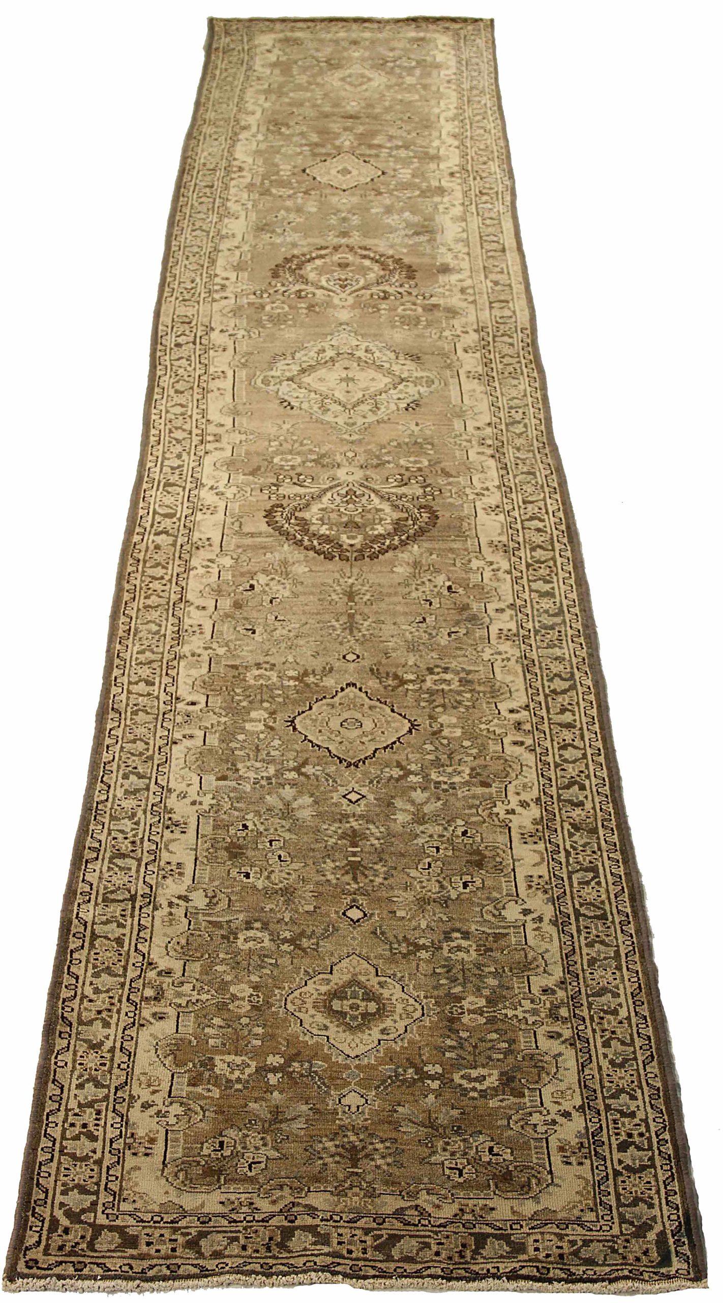 Scopri l'eleganza del tappeto persiano Kolyai, caratterizzato da Runner Rug di CIRCA 1880. Progettato con lana e marrone-avorio-tortora, questo design esclusivo è perfetto per valorizzare il tuo spazio.