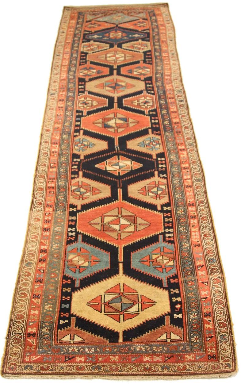 Entdecken Sie die Eleganz des persischen Kolyai mit dem Läufer von CIRCA 1880. Dieses exklusive Design aus Wolle und ElfenbeinMarineblauRot ist perfekt, um Ihren Raum zu verschönern.