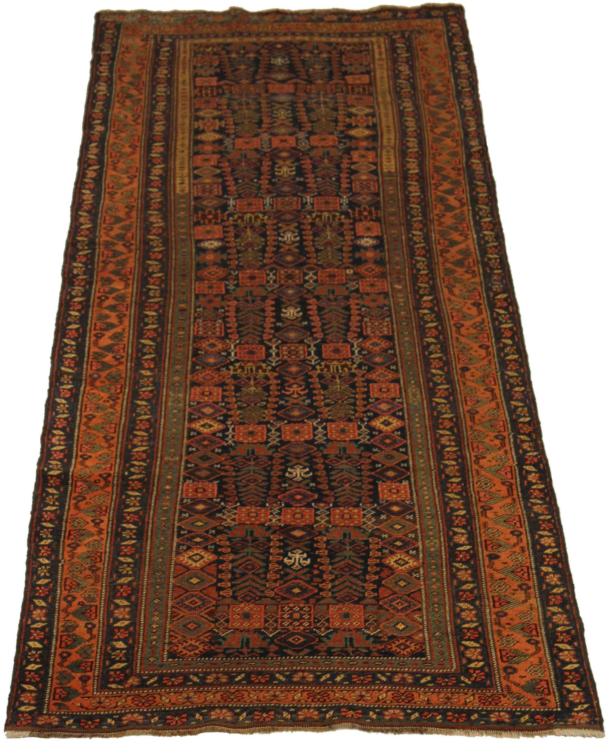 Entdecken Sie die Eleganz des persischen Kolyai mit dem Läufer von CIRCA 1880. Dieses exklusive Design aus Wolle und MarineblauOrangeRotGelb ist perfekt, um Ihren Raum zu verschönern.