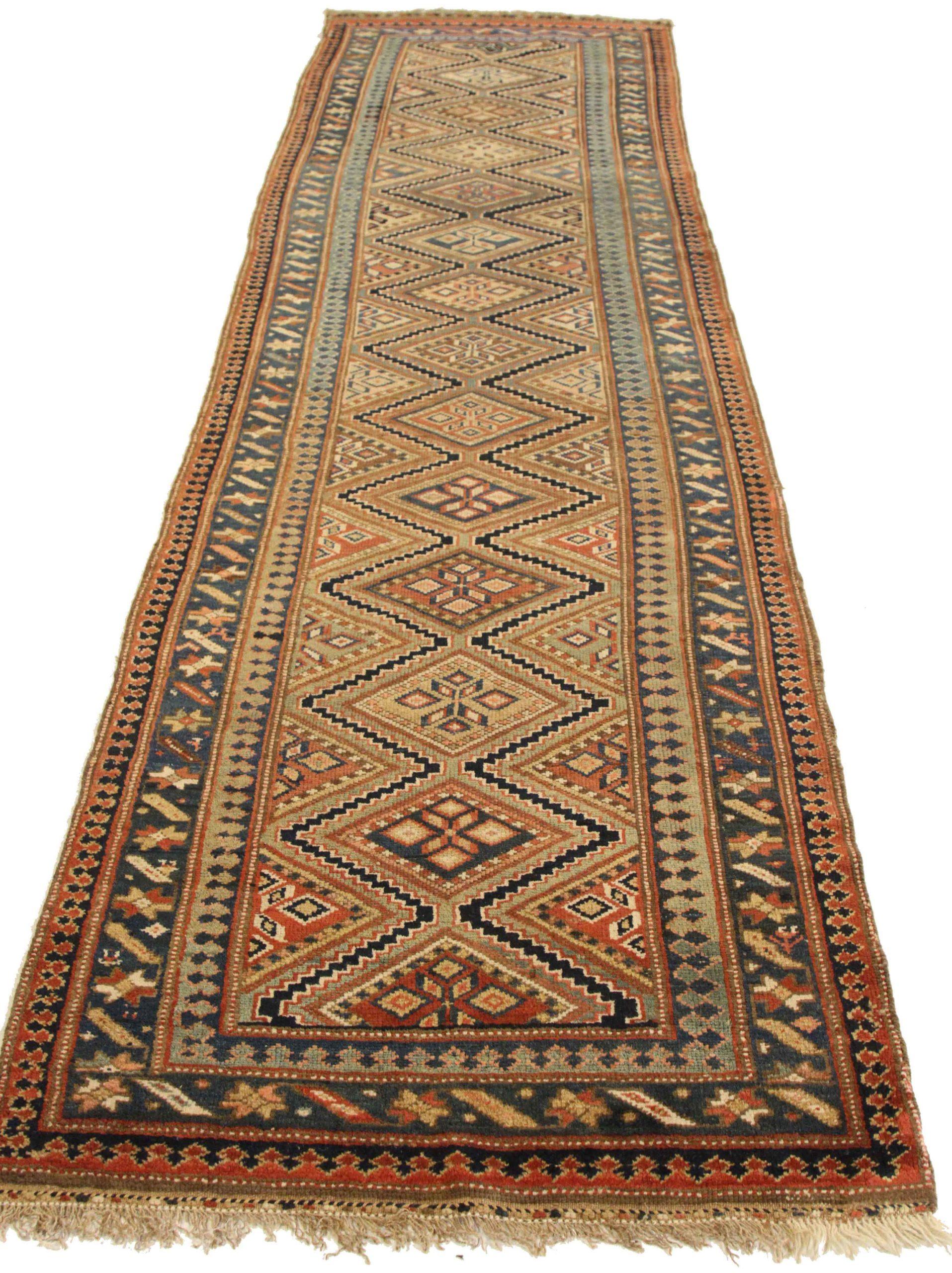 Scopri l'eleganza del tappeto persiano Kolyai, caratterizzato da Runner Rug di CIRCA 1910. Progettato con lana e BlueBrownRedTaupe, questo design esclusivo è perfetto per valorizzare il tuo spazio.