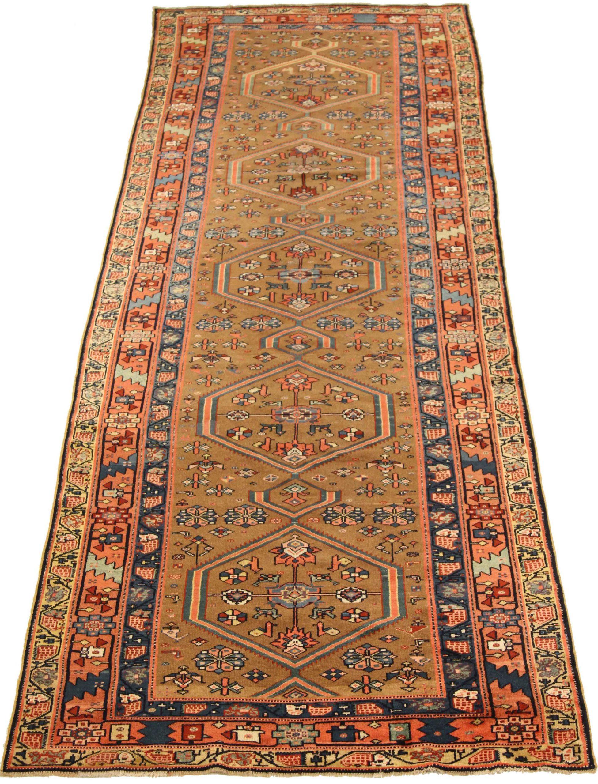 Entdecken Sie die Eleganz des persischen Kolyai mit dem Läufer von CIRCA 1910. Dieses exklusive Design aus Wolle und BlauPinkGelb ist perfekt, um Ihren Raum zu verschönern.