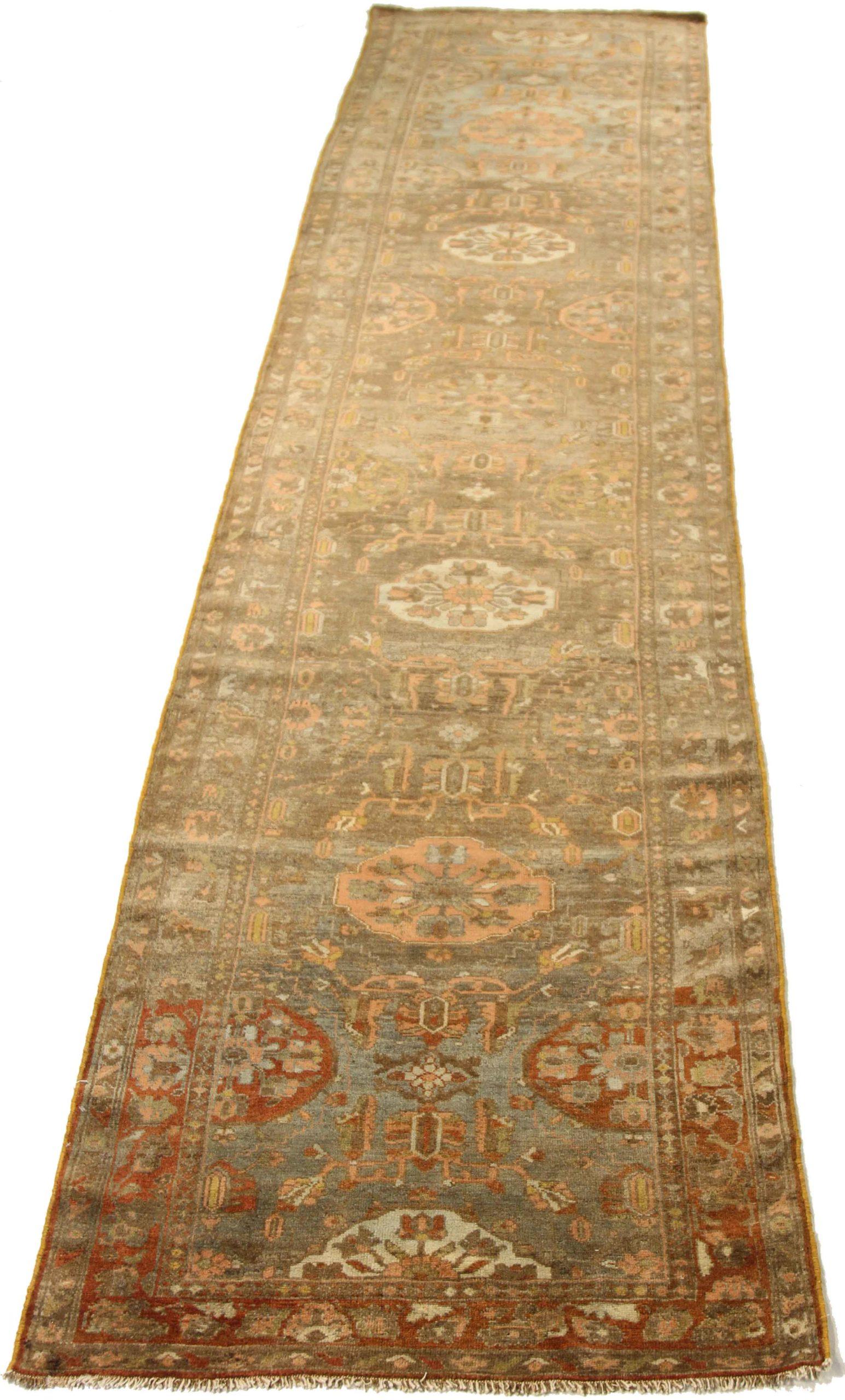 Entdecken Sie die Eleganz des persischen Kolyai mit seinem Läufer. Dieses exklusive Design, das mit viel Liebe zum Detail entworfen wurde, ist perfekt, um Ihren Raum zu verschönern.