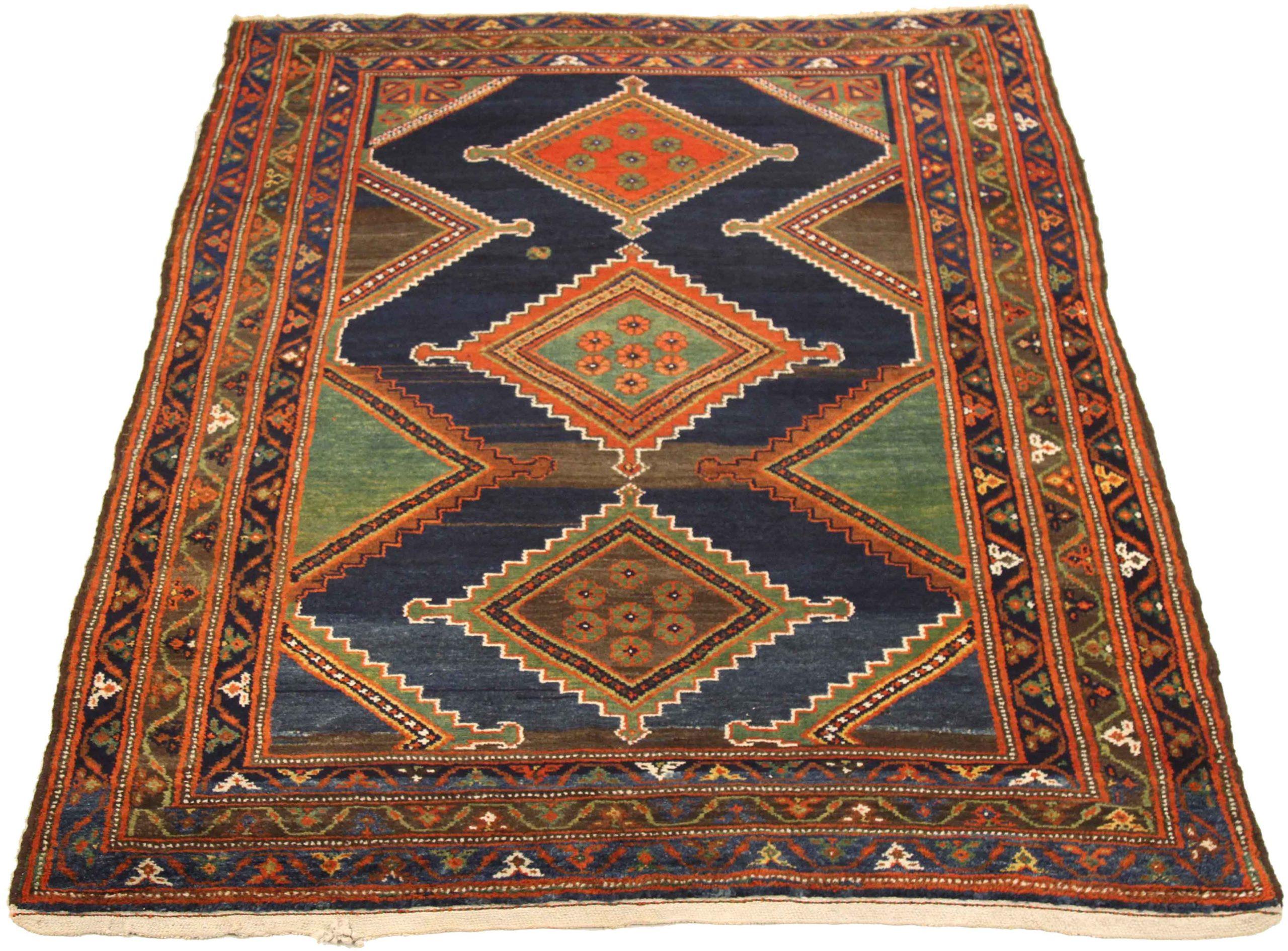Entdecken Sie die Eleganz des persischen Kolyai mit dem kleinen Teppich CIRCA 1880. Dieses exklusive Design aus Wolle und BlauGrünRot ist perfekt, um Ihren Raum zu verschönern.