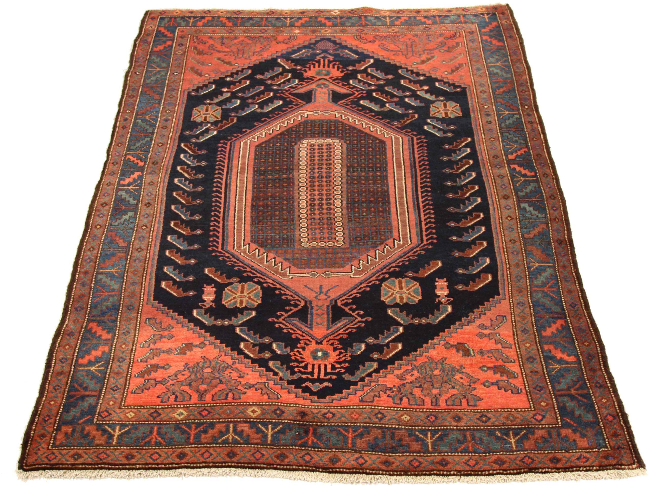 Entdecken Sie die Eleganz des persischen Kolyai mit dem kleinen Teppich CIRCA 1880. Dieses exklusive Design aus Wolle und BlauMarineblauRot ist perfekt, um Ihren Raum aufzuwerten.