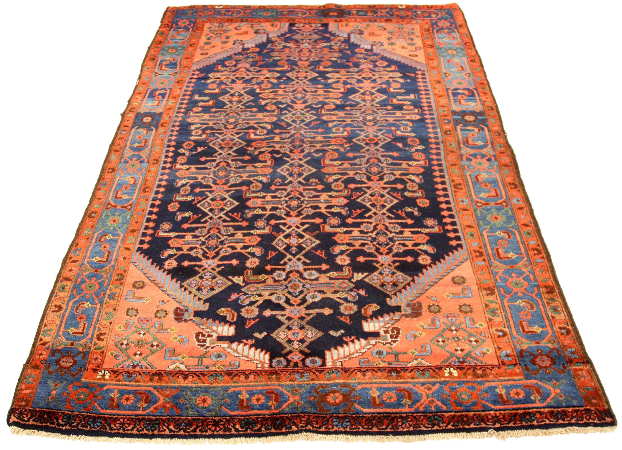 Entdecken Sie die Eleganz des persischen Kolyai mit dem kleinen Teppich CIRCA 1880. Mit Wolle und BluePinkRed entworfen, ist dieses exklusive Design perfekt, um Ihren Raum zu verschönern.