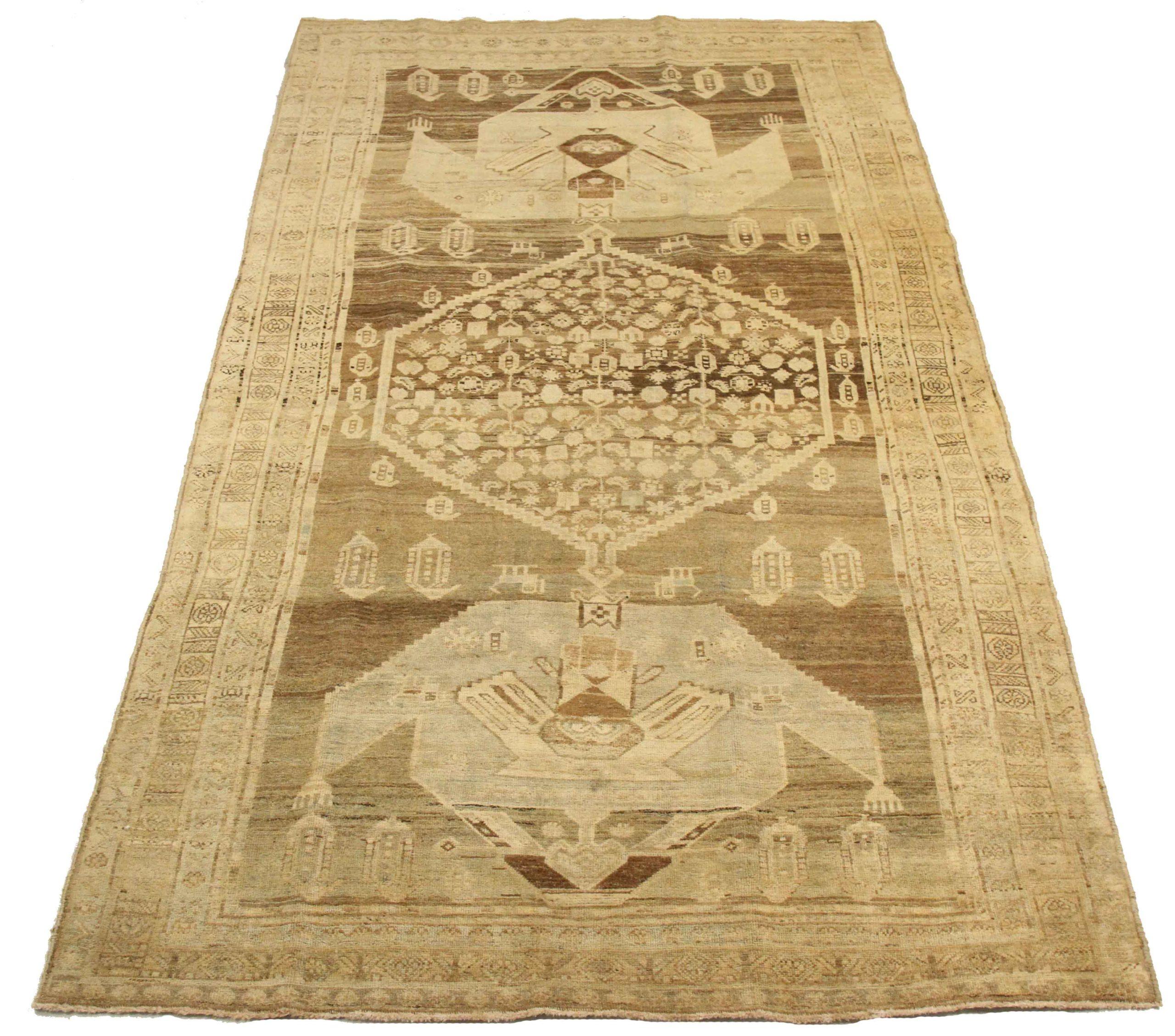 Entdecken Sie die Eleganz des persischen Kolyai mit dem kleinen Teppich CIRCA 1880. Dieses exklusive Design aus Wolle und Braun-Elfenbein ist perfekt, um Ihren Raum zu verschönern.